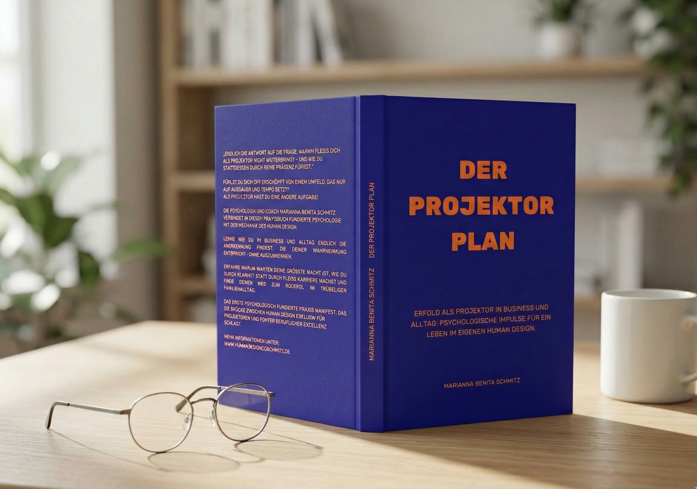 Ein hochwertiges 3D-Mockup des Fachbuchs 'Der Projektor Plan' von der Psychologin Marianna Benita Schmitz. Das Buch liegt auf einem hellen Tisch neben einer Kaffeetasse und einer minimalistischen Brille. Das dunkelblaue Cover zeigt in kontrastreicher