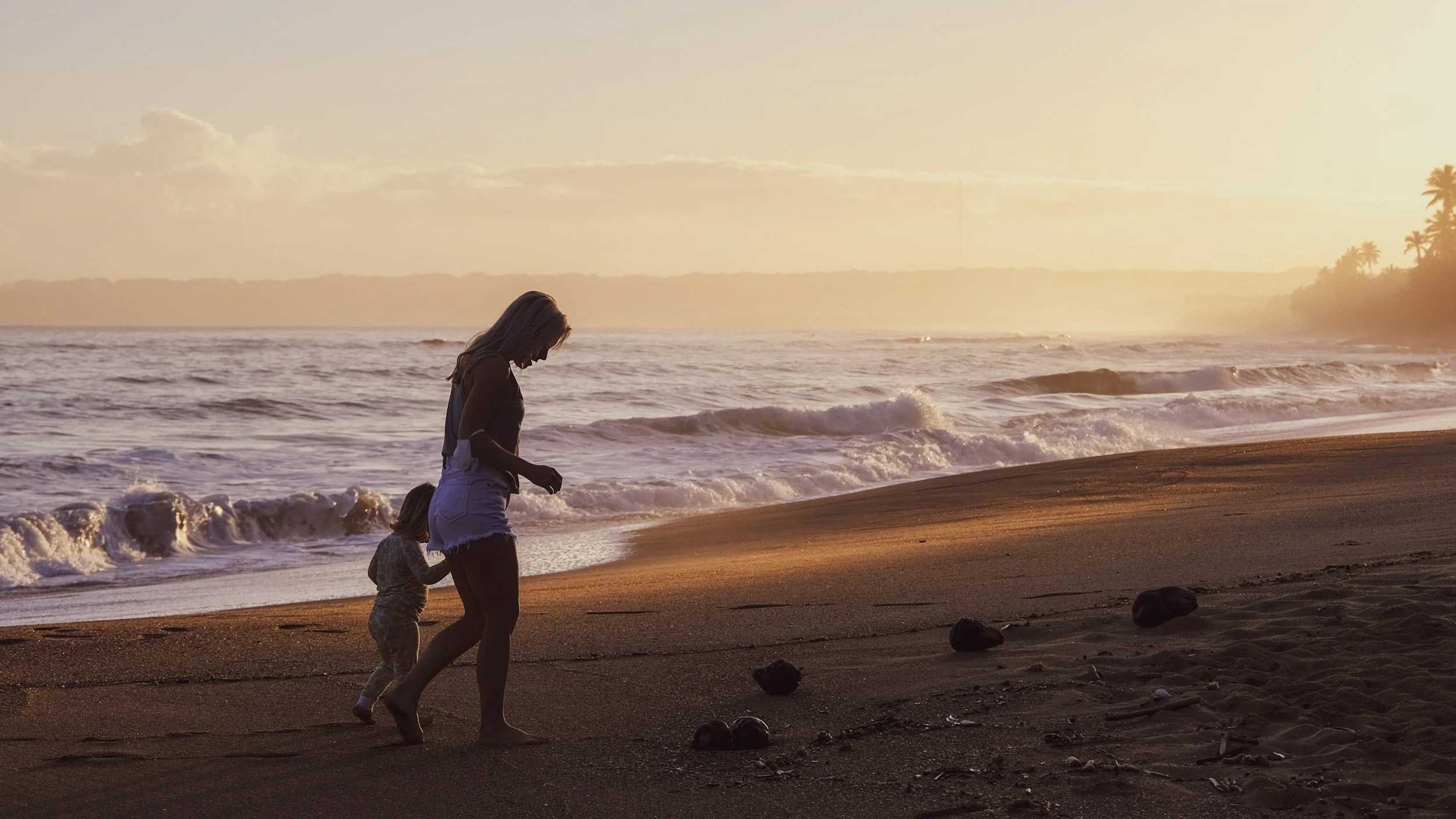 Mother and child on the beach in Marbella, representing Sanitas private health insurance for families