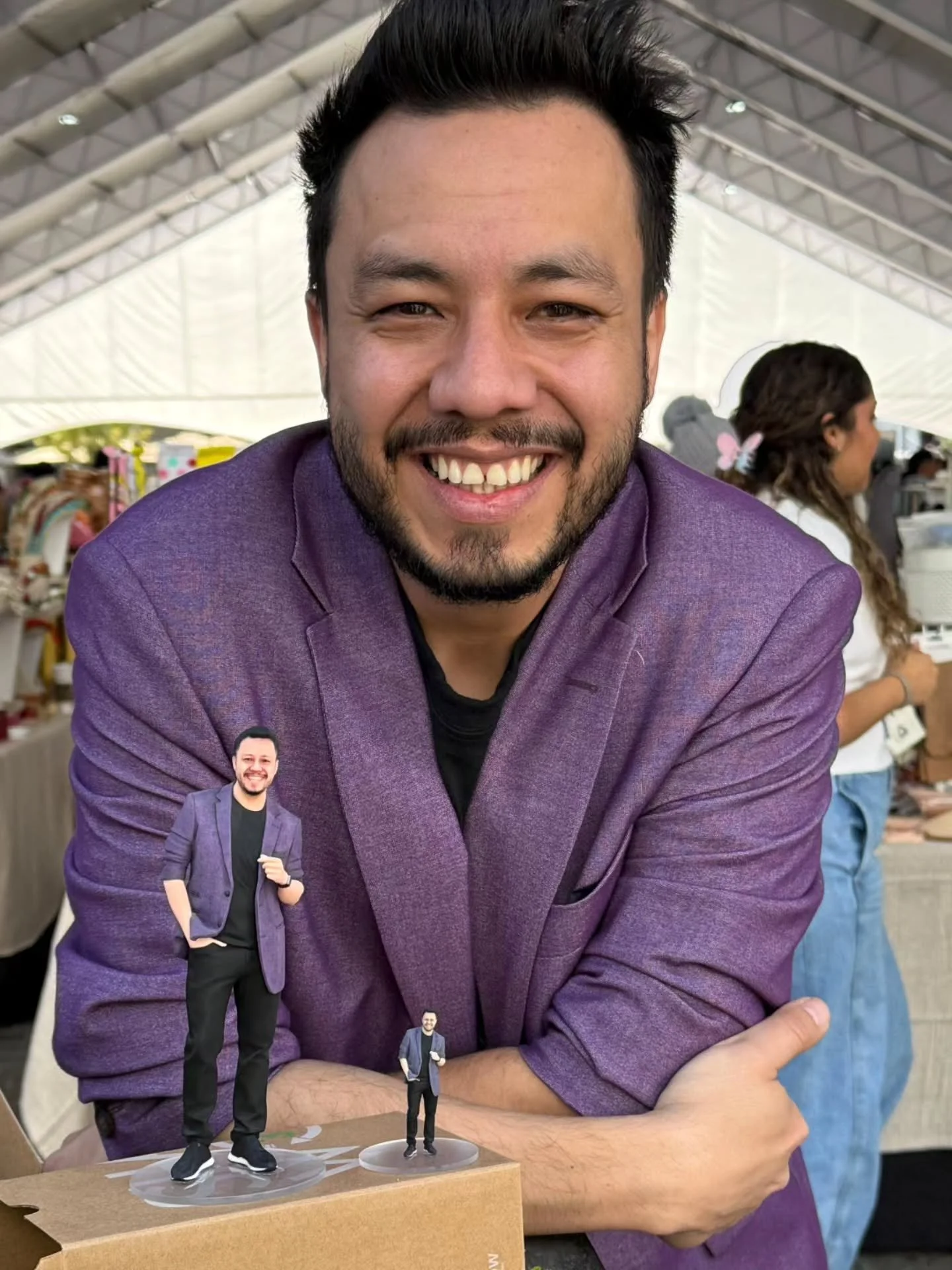 @sharewowgt me acaba de hacer un tremendo regalo. &iexcl;Es un yo peque&ntilde;o!

Hace un tiempo me met&iacute; a una cabina donde como 80 c&aacute;maras me tomaron foto al mismo tiempo y eso se us&oacute; para generar el modelo 3D. Se imprime a ful