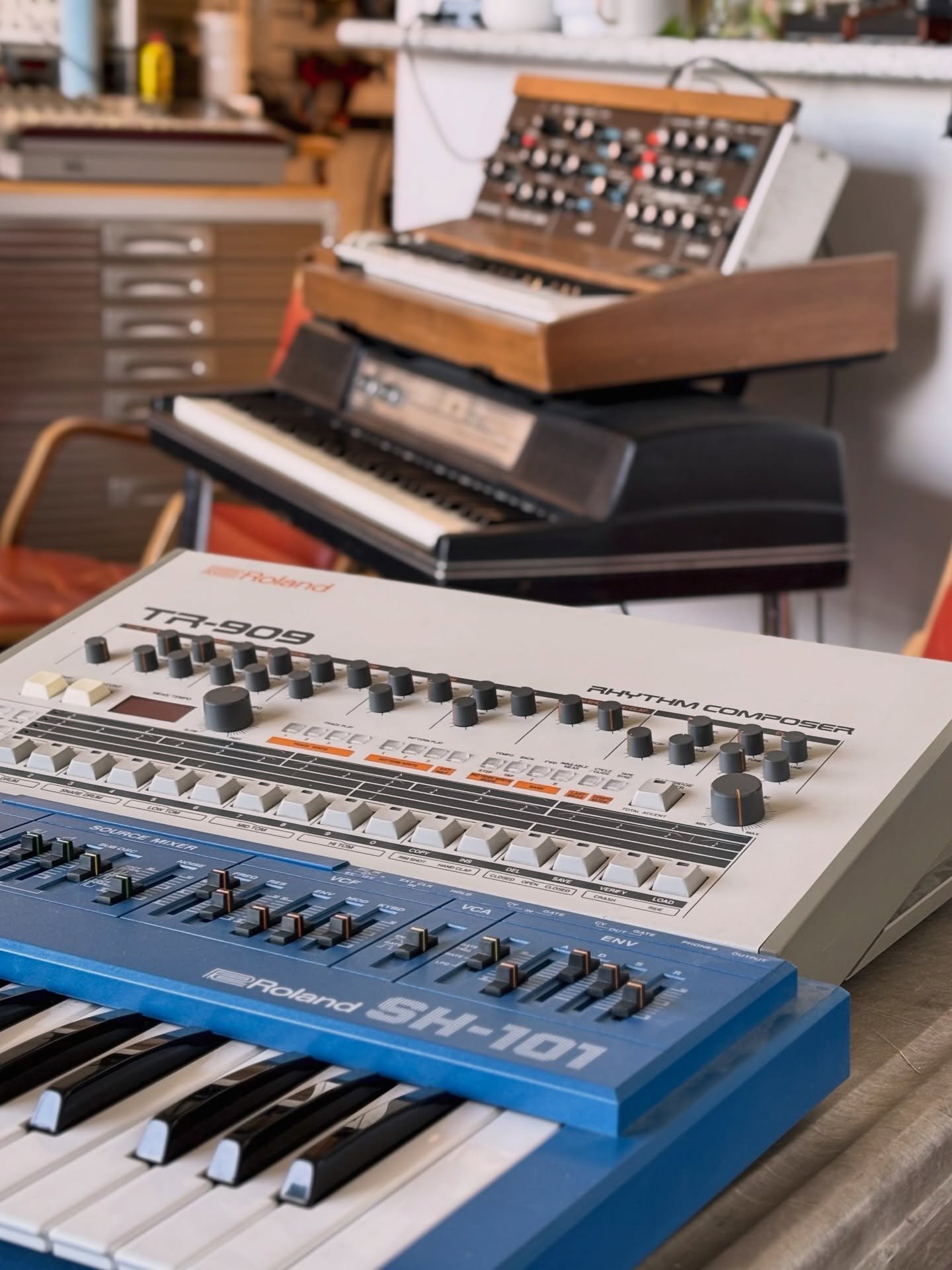 Monday stuff ⛅️ Working on the new website today, going live soon with a bunch of rad gear for sale ⚡️⚡️ #repairshop #synth #analog #rhodes #shooksound
