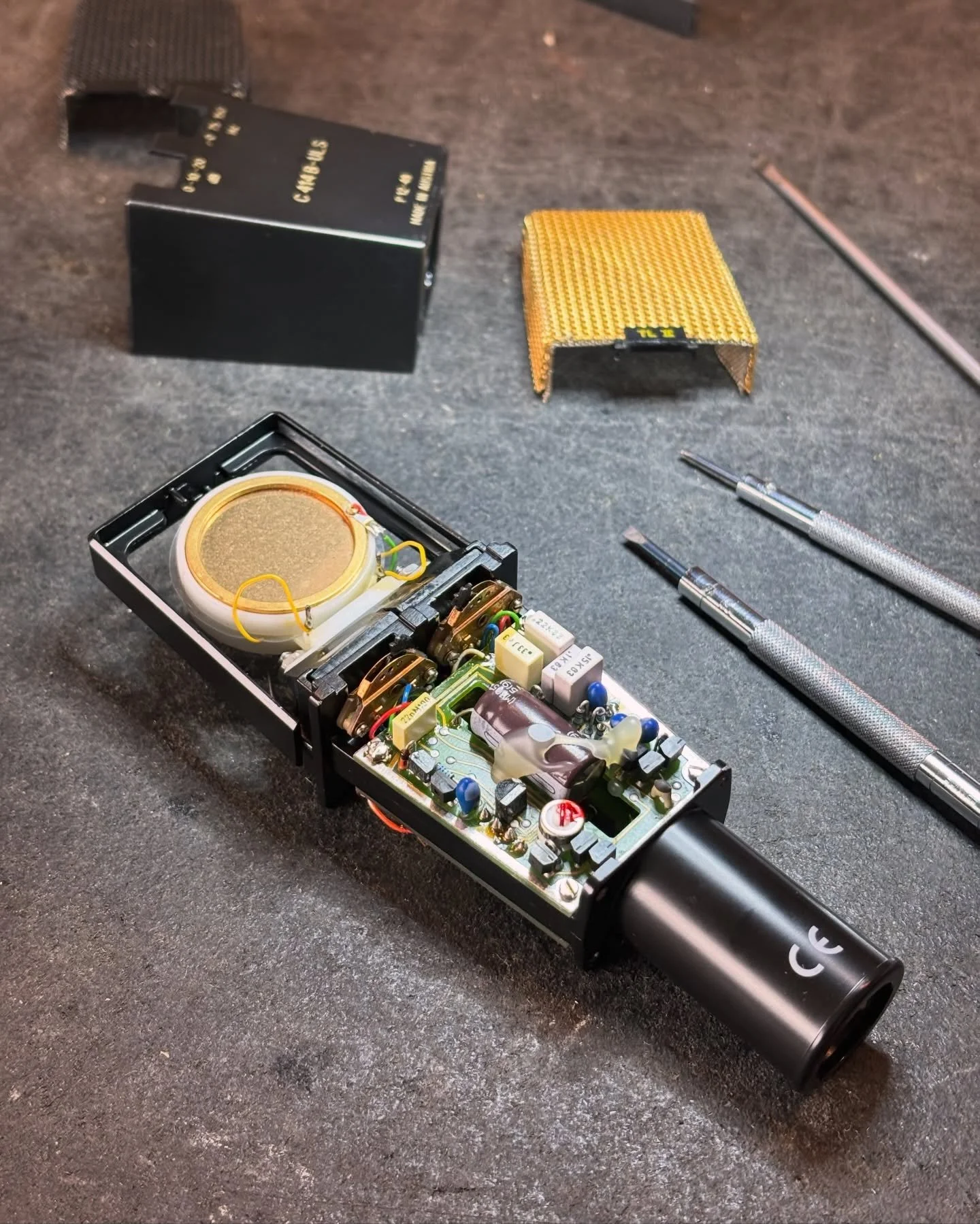 Check out this pretty but busted 414 opened way up on the operating table yesterday for a full frame transplant.  Grateful to @akgaudio for continuing to stock these parts so we can keep more gear alive and in the hands of creative, musical people li