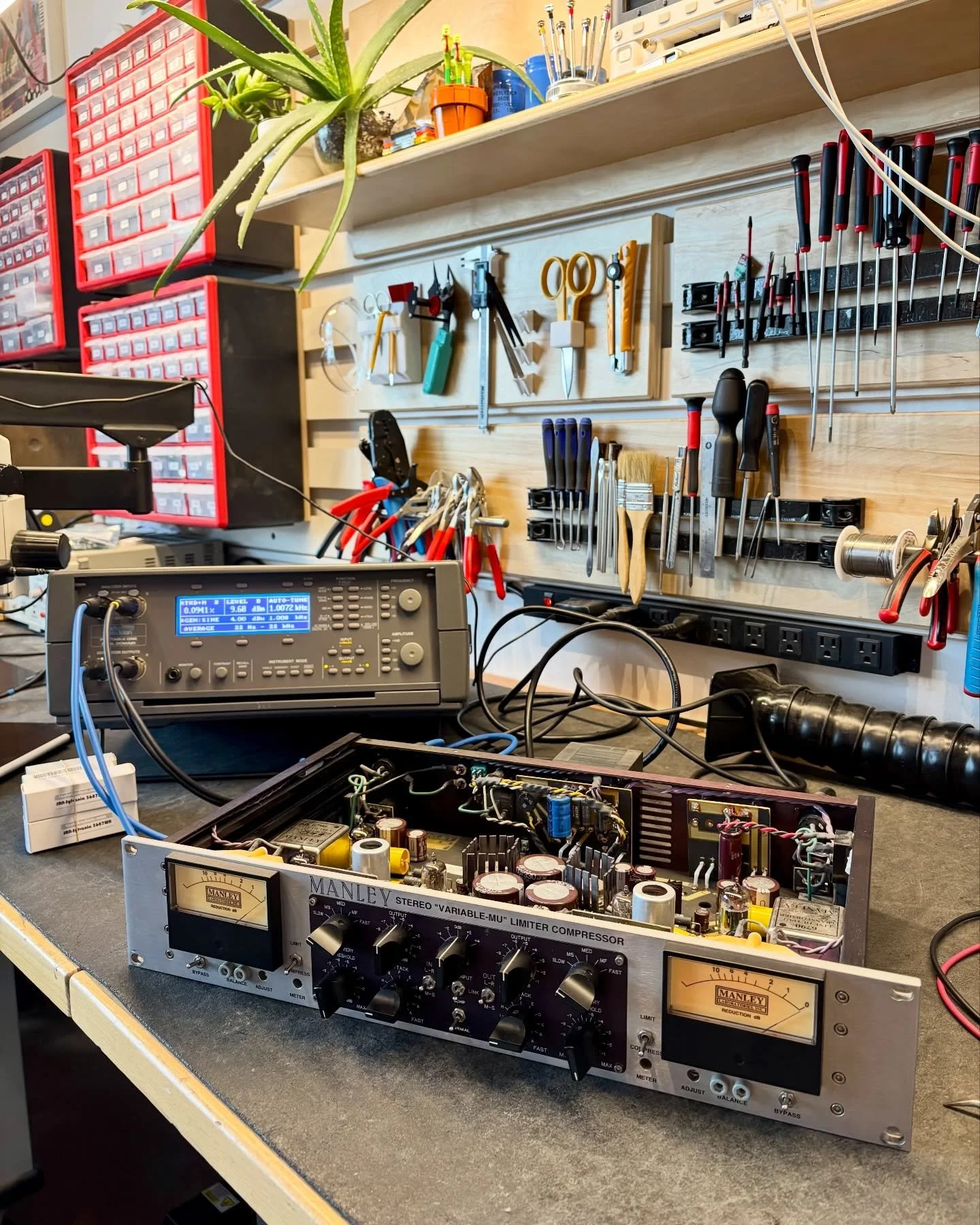 This 1999 mastering-spec Variable Mu compressor is the third in a trifecta of killer @manleylabs gear we&rsquo;ve sorted out for @raincityrecorders over the past few months. Between this, a Massive Passive, and a SLAM!, it&rsquo;s been a treat spendi