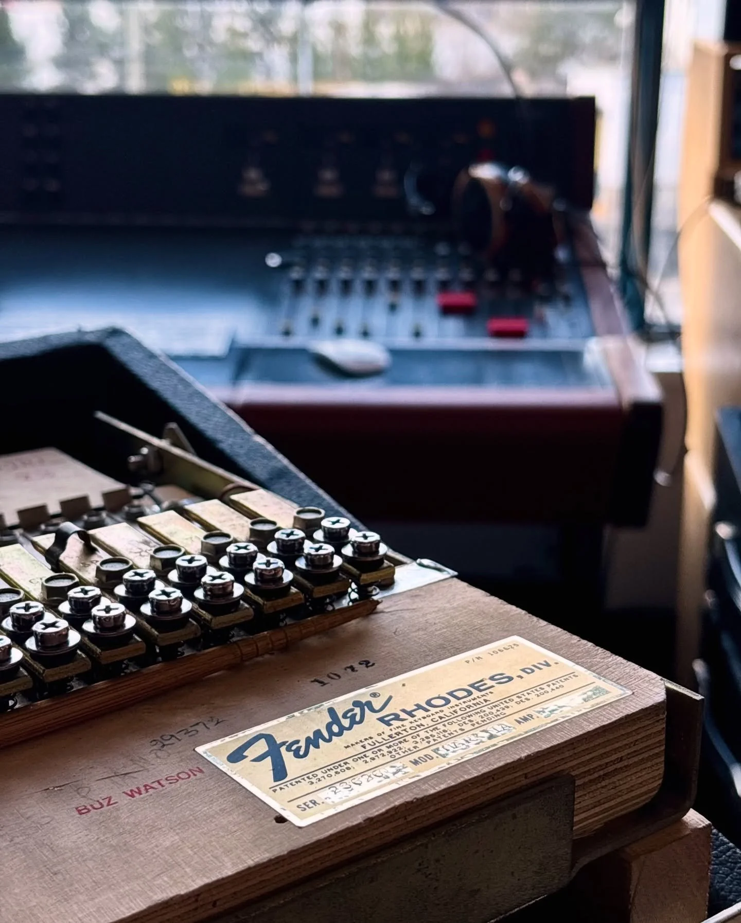Beautiful golden hour today wrapping up a gorgeous-sounding &ldquo;Buz Watson&rdquo; Rhodes from 1972 and quoting a Prophet 5 from 1980 that&rsquo;s been around the world and back. 🌇🌞🎹⚡️

#repairshop #synthtech #fenderrhodes #prophet5 #shooksound