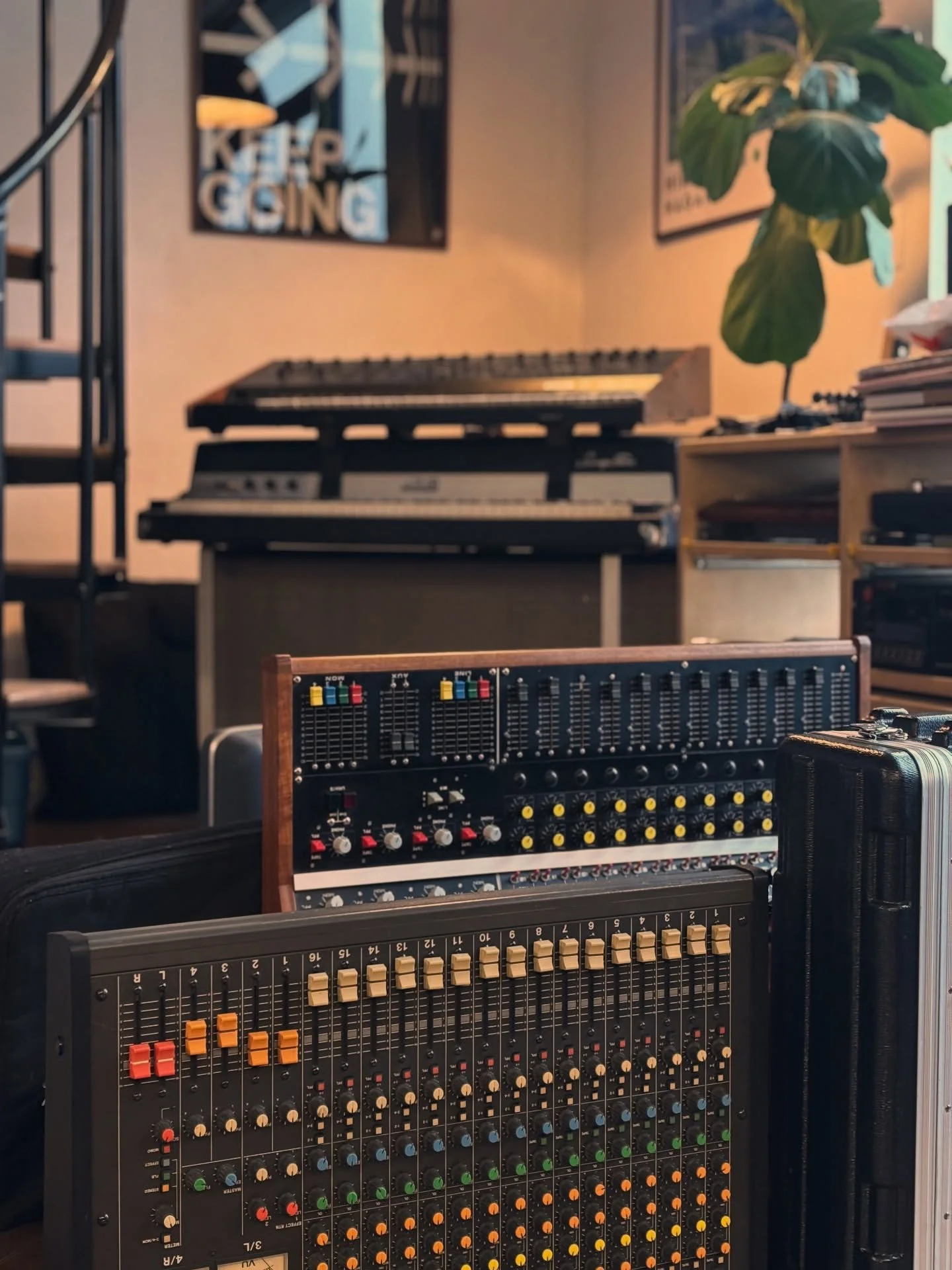 Rainy shop days are OK 🌧️🚂⚡️🔥

#repairshop #studiotech #synthtech #synthrepair #analog #digital #shooksound