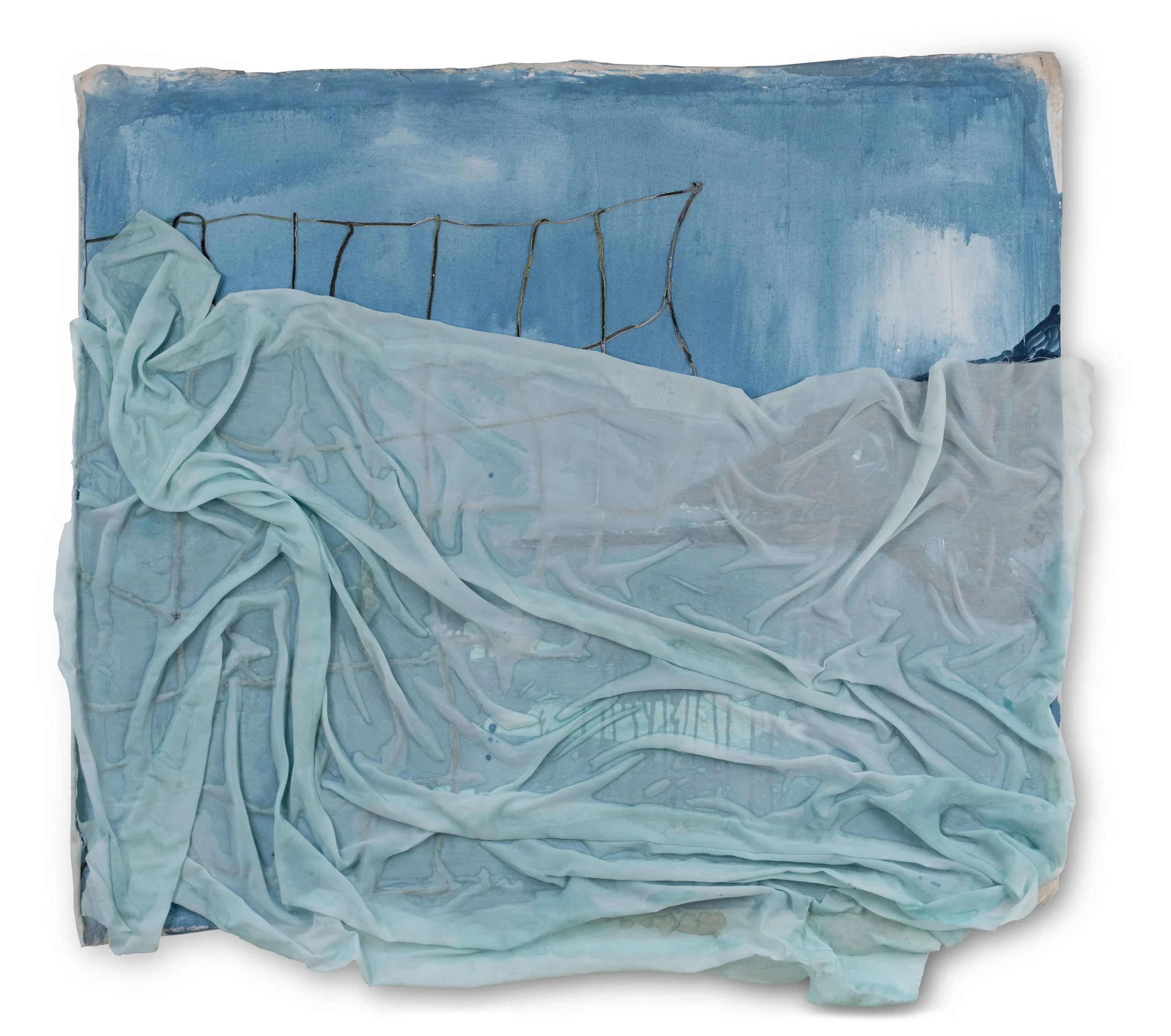 Verwittertes Wandbild mit blauer Himmel und Zeltleine, überzogen mit weißen, zerknitterten Tüchern.