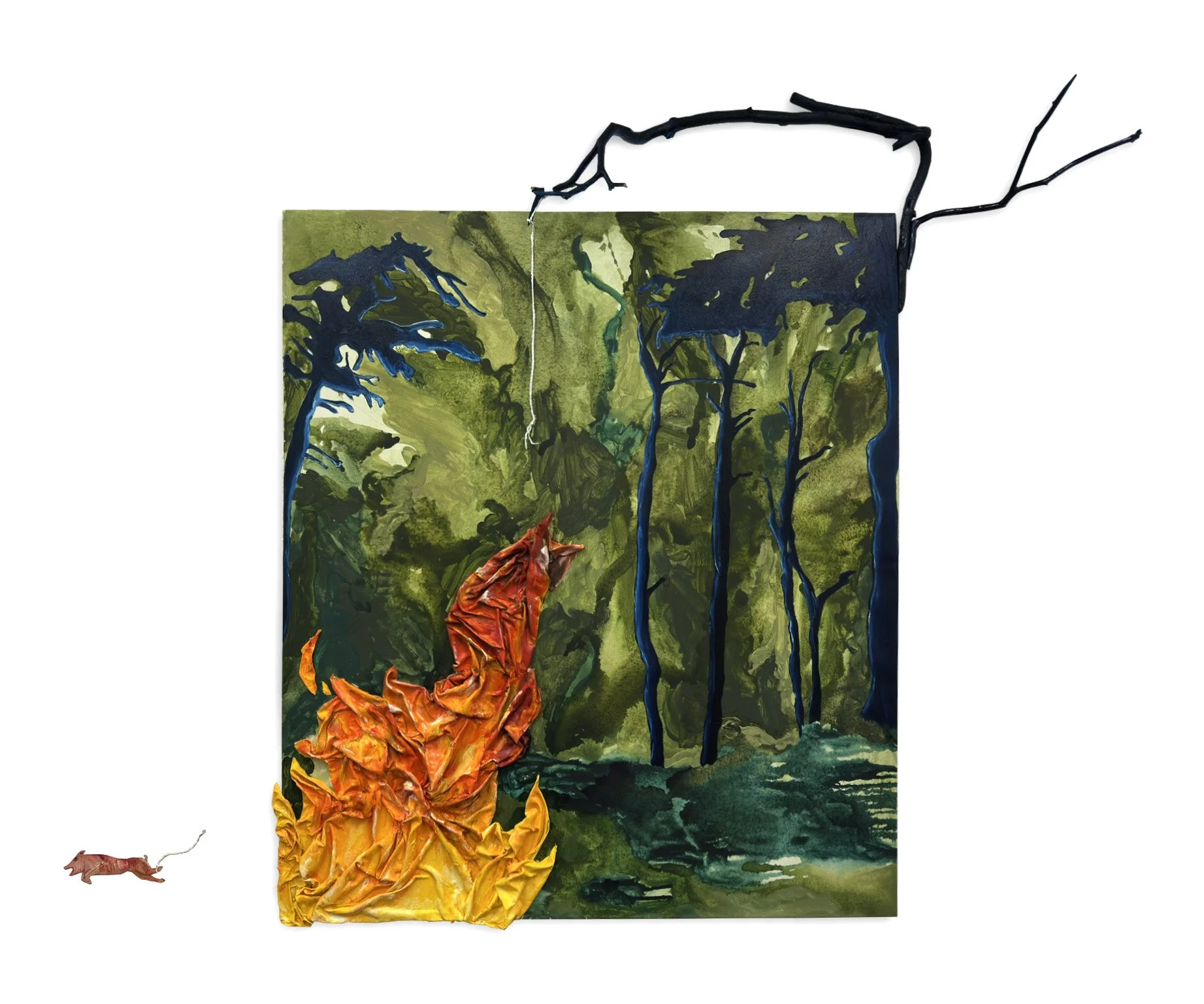 Kunstwerk einer Waldszene mit grünen Bäumen, blauen Ästen und einem Feuer aus Papier in Orange und Gelb, dazu ein kleiner Papierfuchs neben dem Feuer