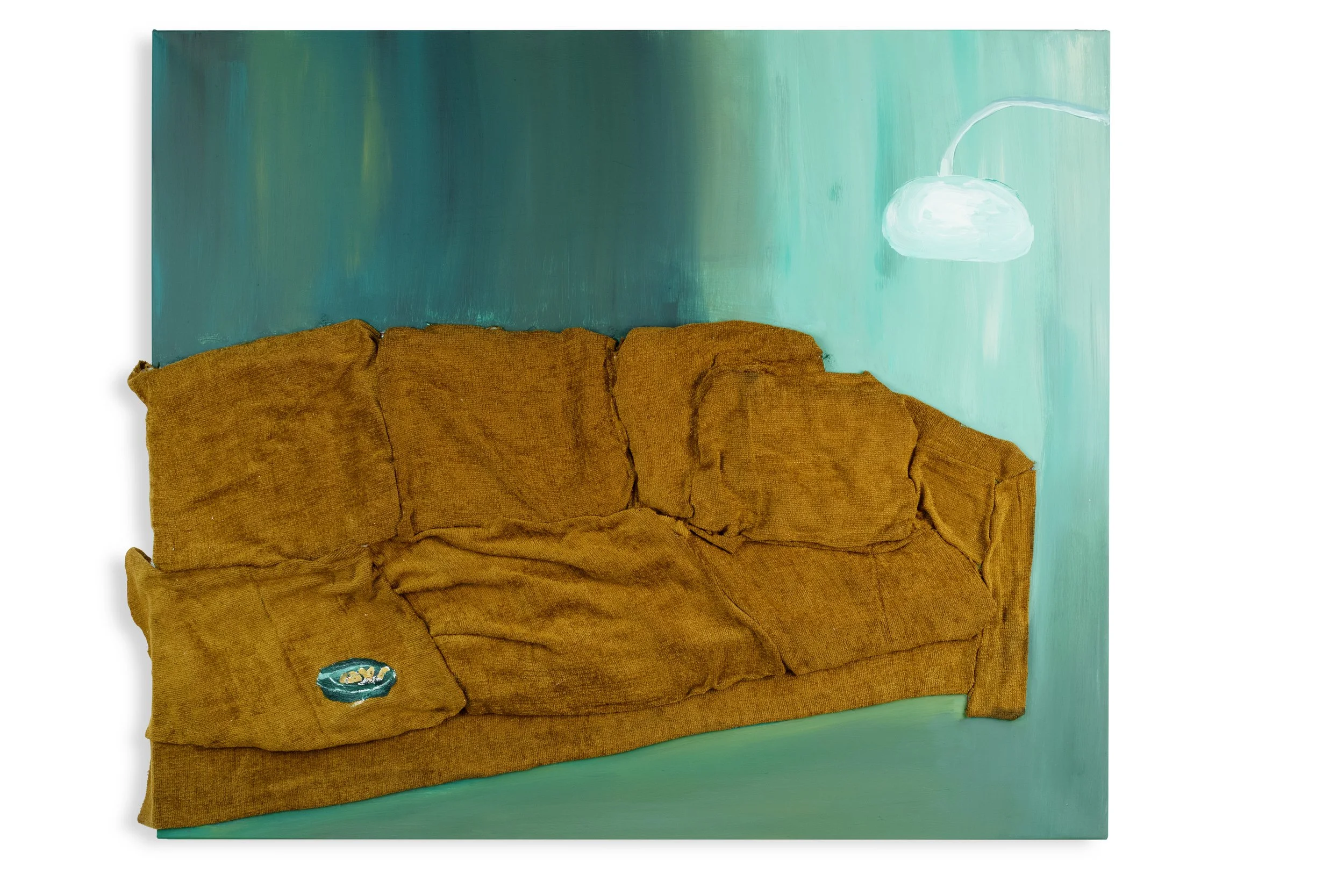 Gemälde eines Sofa vor eine Wand mit Lampe, im Stil eines impressionistischen Gemäldes, realistische Textur des Sofas, abstrakte Hintergrundfarben in Blau- und Grüntönen.
