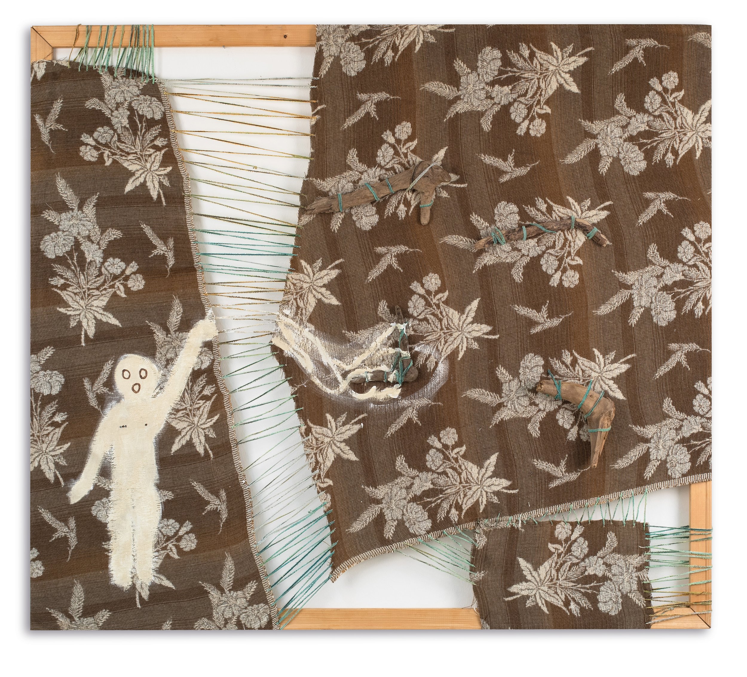 Ein Textilarbeitsstück aus braunem Stoff mit weißem Blumenmuster, das auf einem Rahmengestell gespannt ist, ergänzt durch kleine, an den Stoff gebundene Holzfiguren und eine gezeichnete Figur, die eine Hand nach oben hebt.
