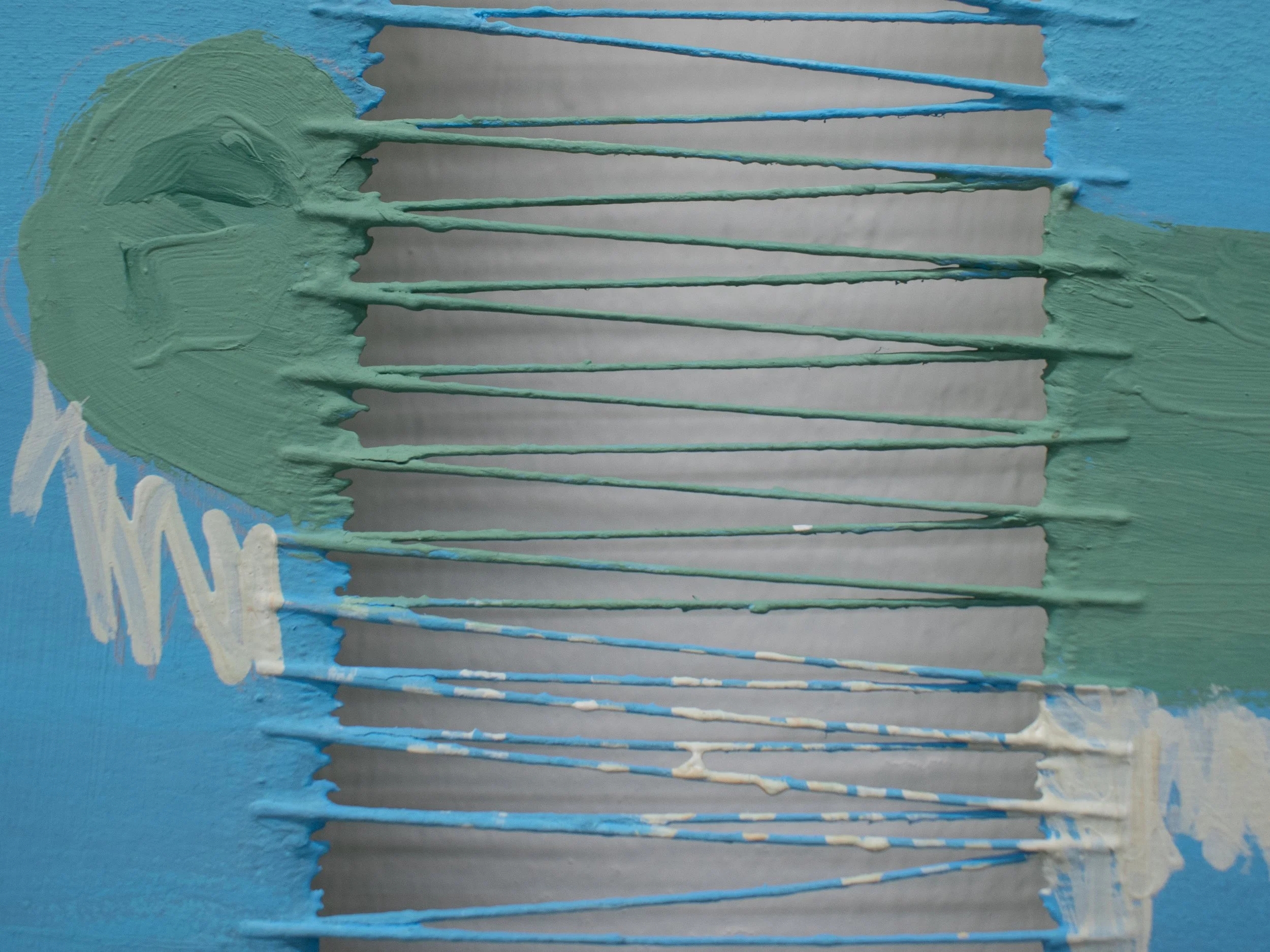 Verwirrte, bunte Kleidung auf einem Bett, hauptsächlich weiß mit blauen und braunen Flecken.