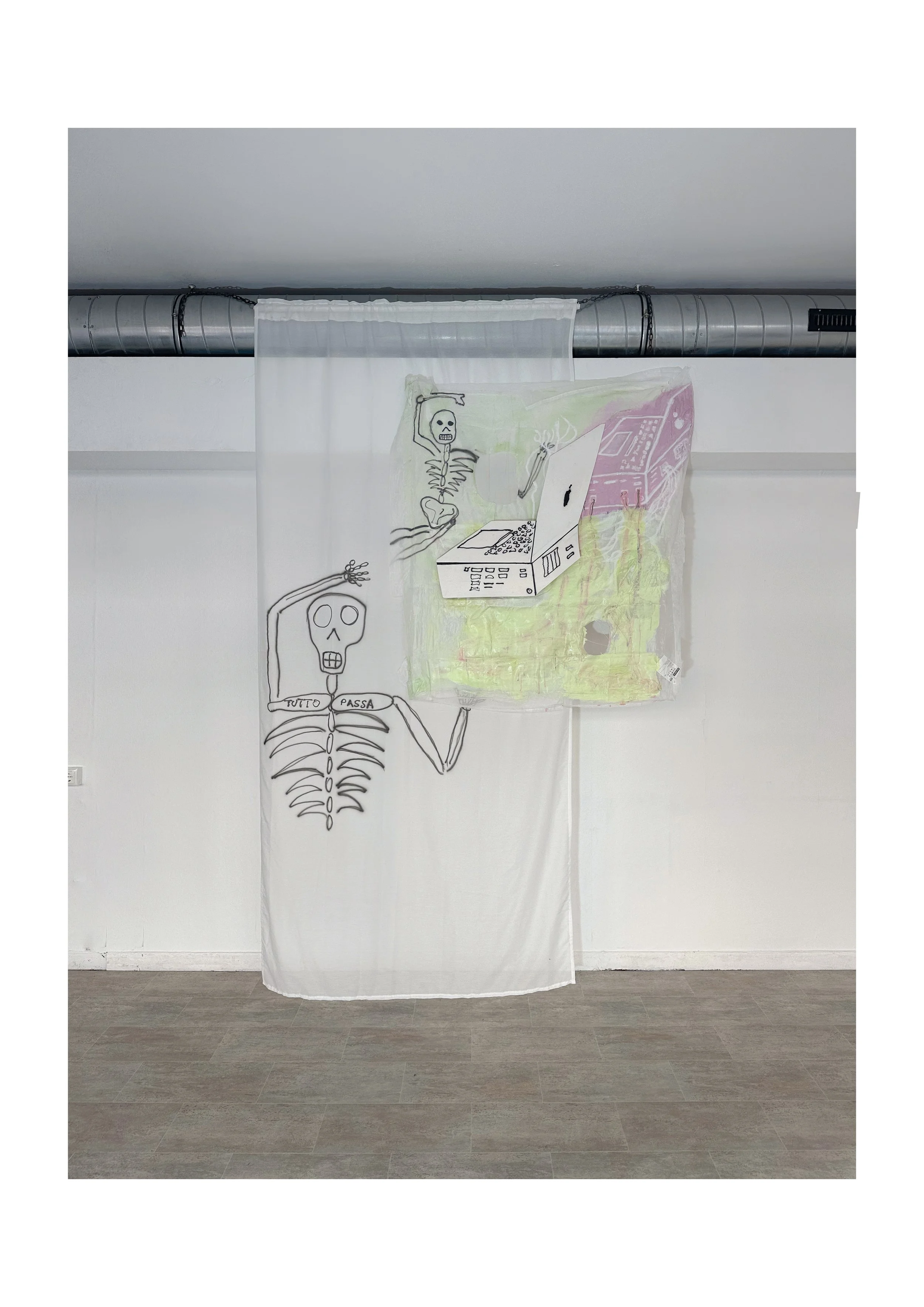 Kunstinstallation mit einem weißen Stoff und einer durchsichtigen Plane, die eine Skizze von Skeletten und einem Laptop zeigt.