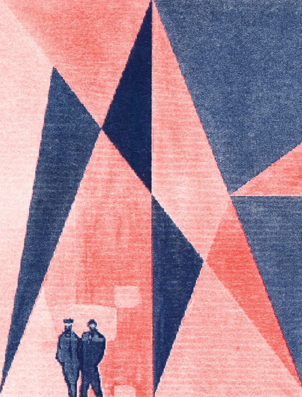 Zwei Menschen gehen auf einem geometrischen Wandbild mit roten, blauen und schwarzen Dreiecken.