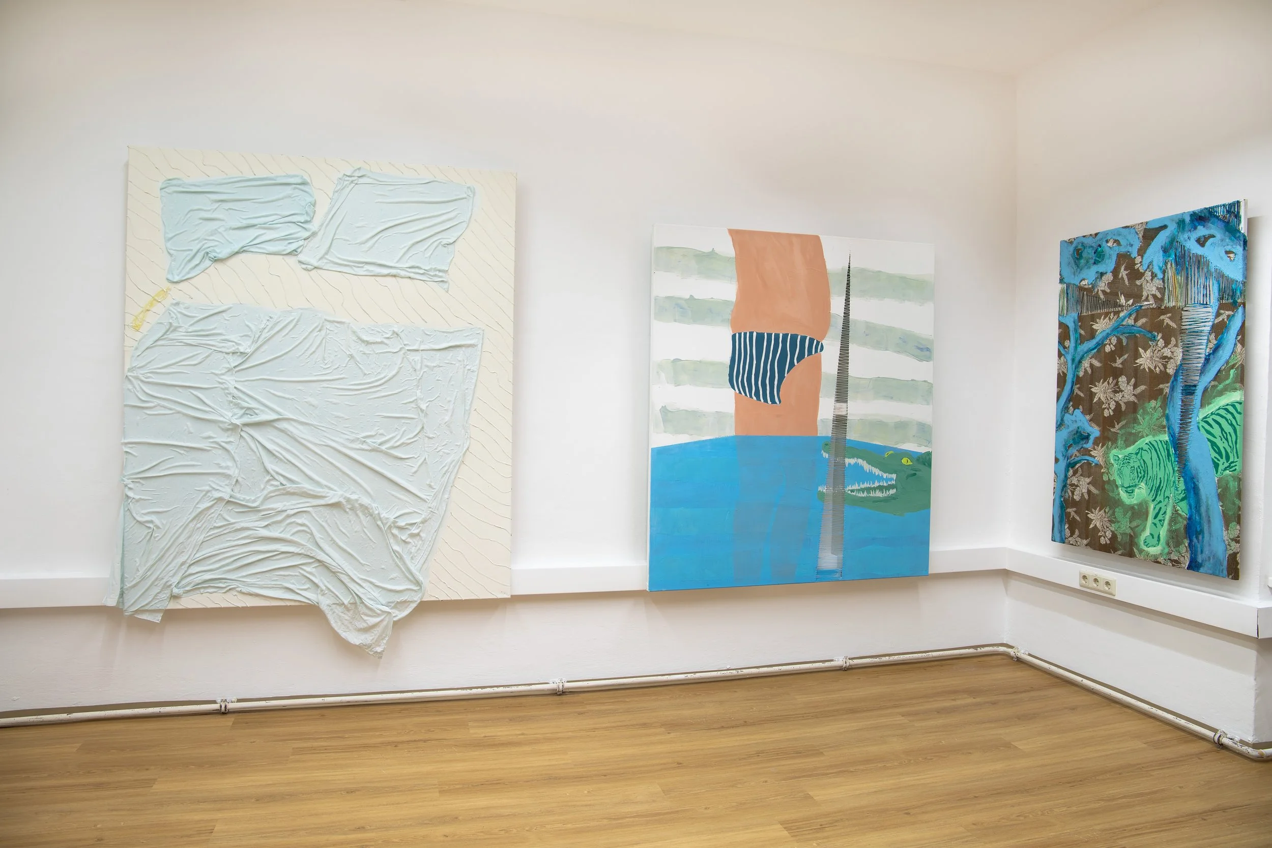 Baumstamm und weiße Stoffe, die auf den Boden fallen.