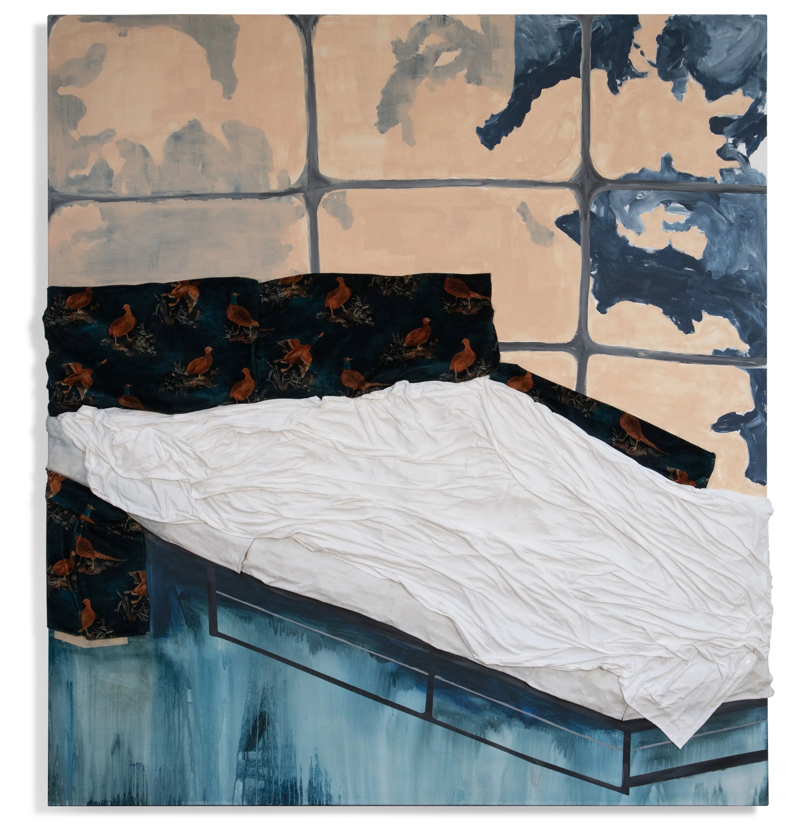 Ein unordentliches Bett mit weißen Laken und dunklen Kissen, vor einer Wand mit abstraktem Muster in Blau und Beige.