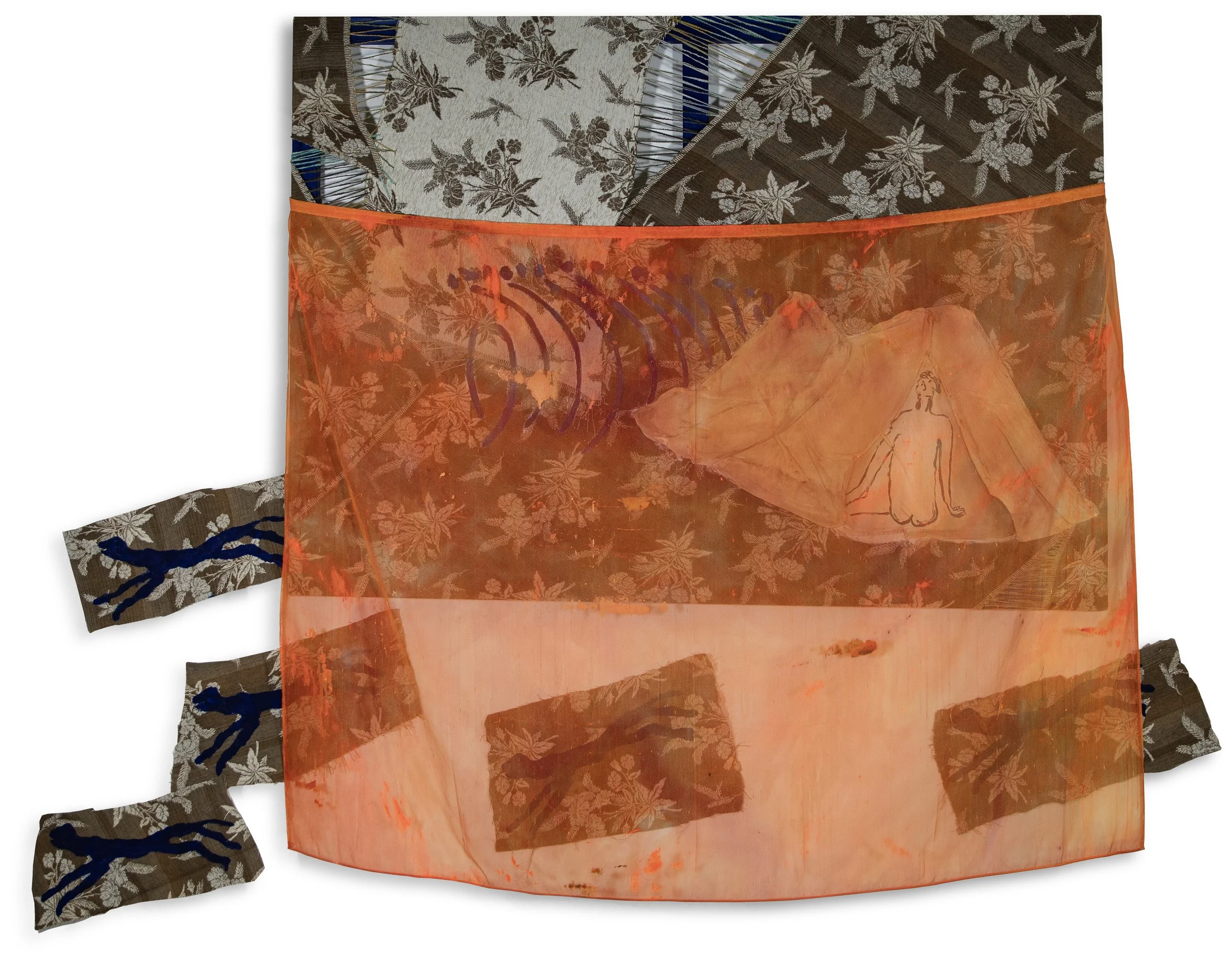 Ein bemaltes, transparenter Stoff mit orangenen Tönen, das auf einer mit floralem Muster versehenen Stoff gelegt ist. Darauf sind Skizzen und Gegenstände sichtbar, darunter eine gezeichnete Figur und abstrakte Linien.