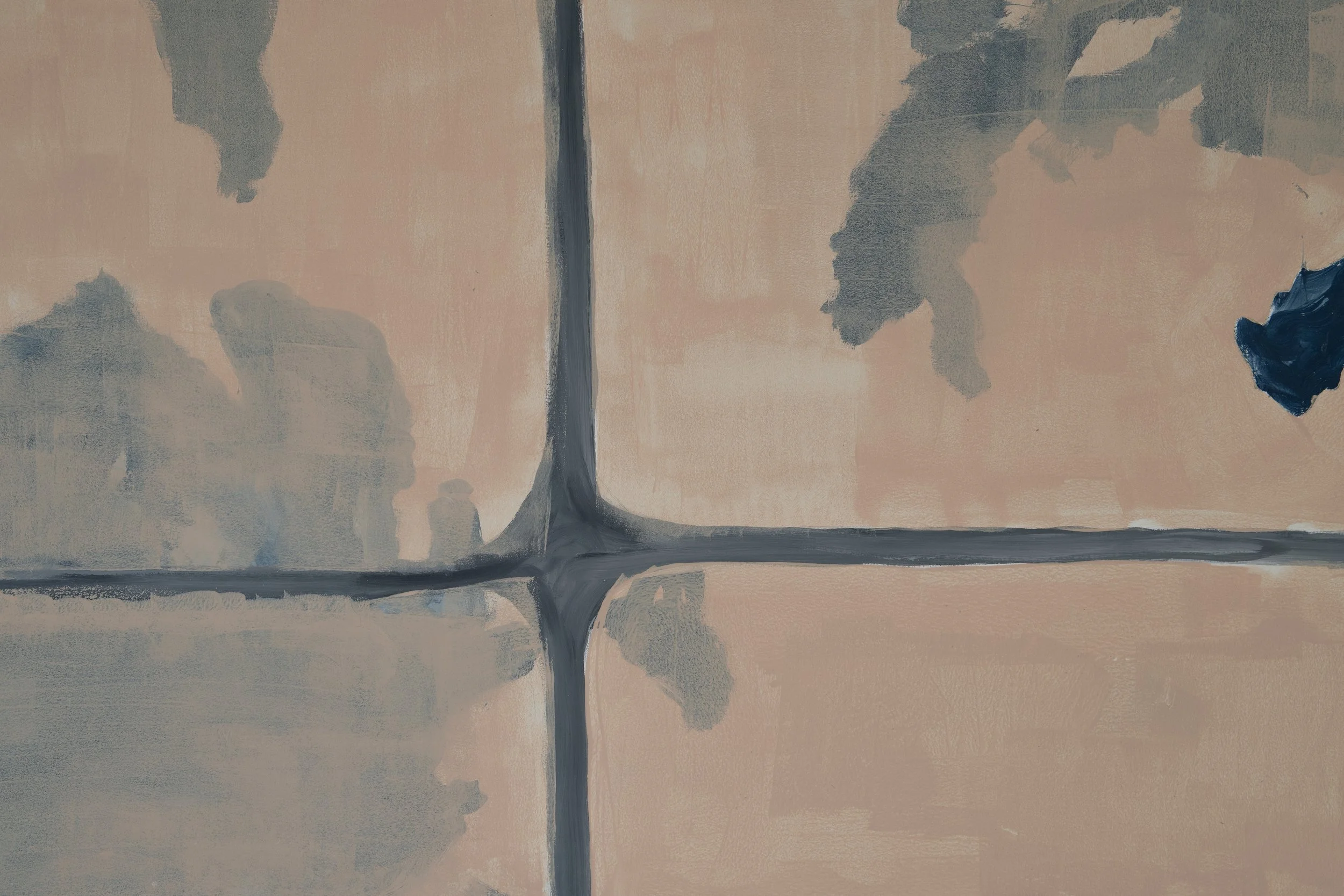 Seidene Stoffe in Beige und Creme, aufgerollt und drapiert auf einem weißen Untergrund.