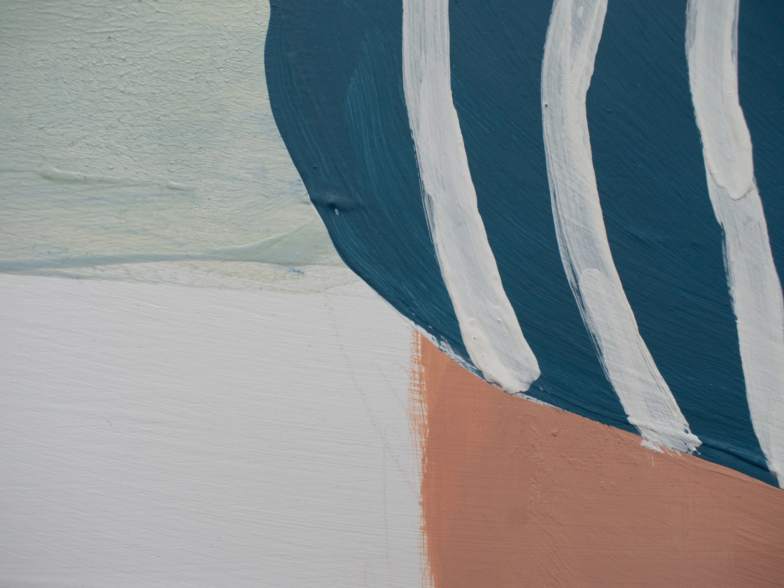 Bunte Stoffe und Töpferwaren, die auf einem Tisch liegen.