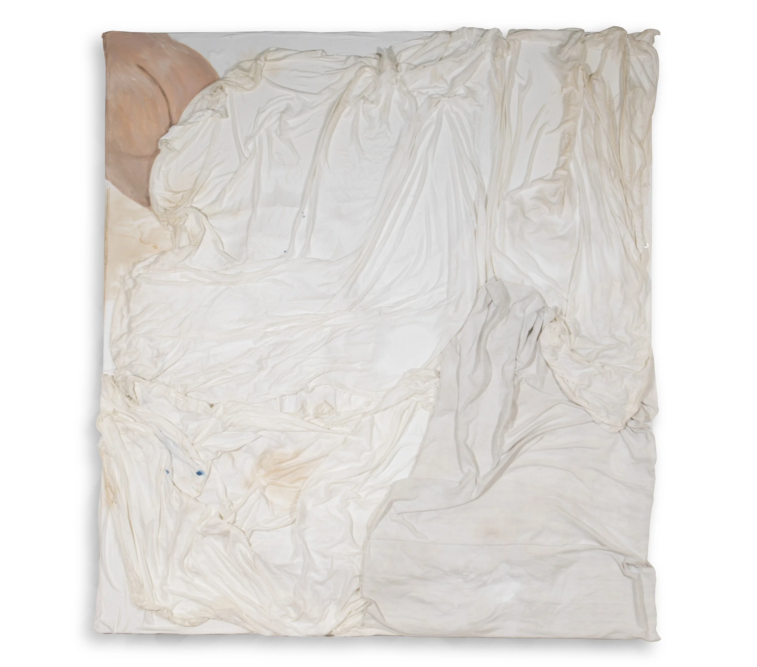 Ein unordentliches, verknittertes Bett mit einem cremefarbenen Bettbezug und einem rosa Kopfkissen.