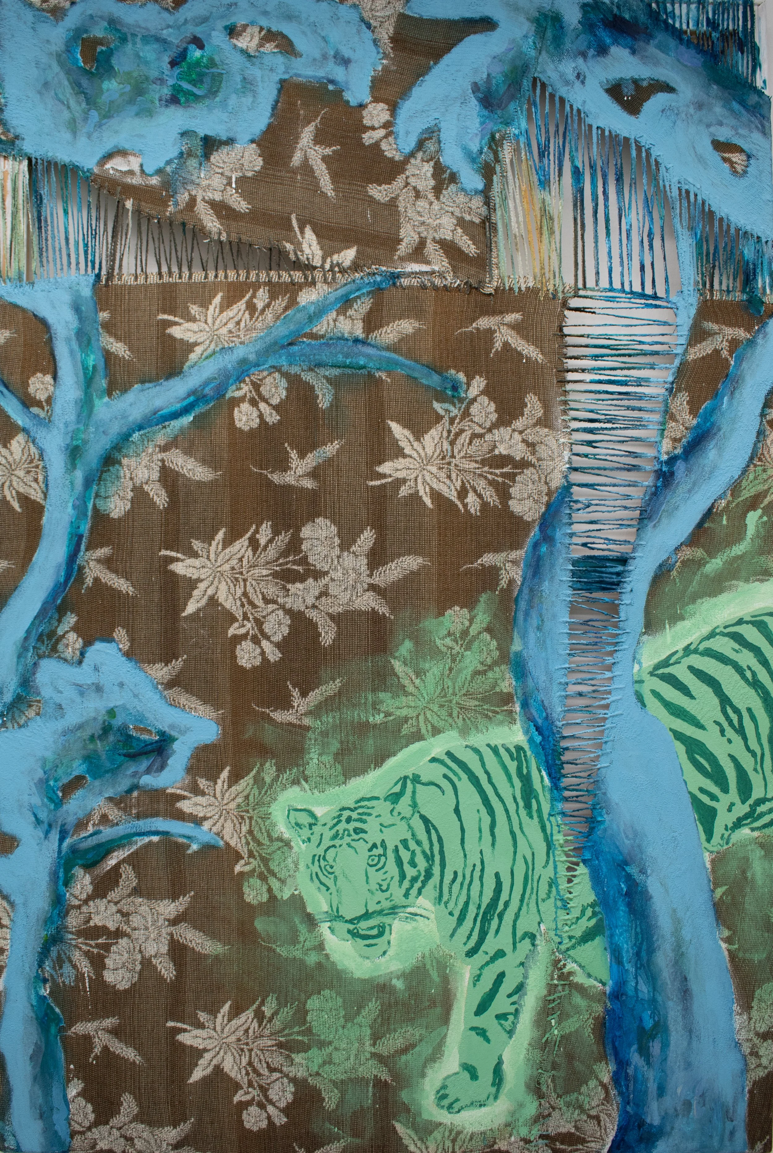 Gemälde einer grünen Tigerin in einem Dschungel mit bläulichen Bäumen und Wasserfällen vor einem braunen Hintergrund mit Blattmustern.