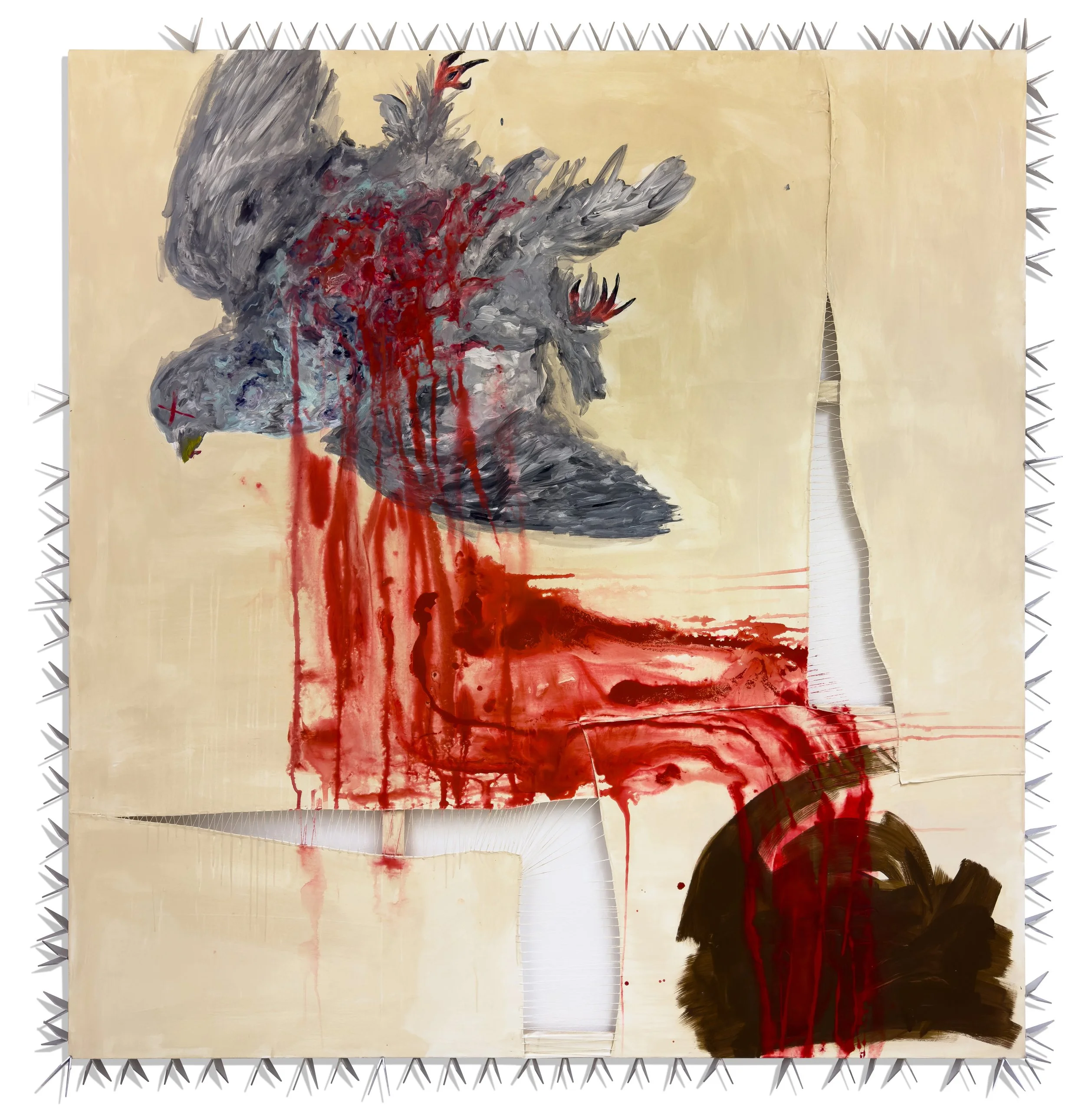 Ein Gemälde eines grau-schwarzen Vogels, der Blut ergießt, mit einem offenen Schnabel und roten Krallen, auf einem beige-weißen Hintergrund, umrahmt von Metallstacheln.