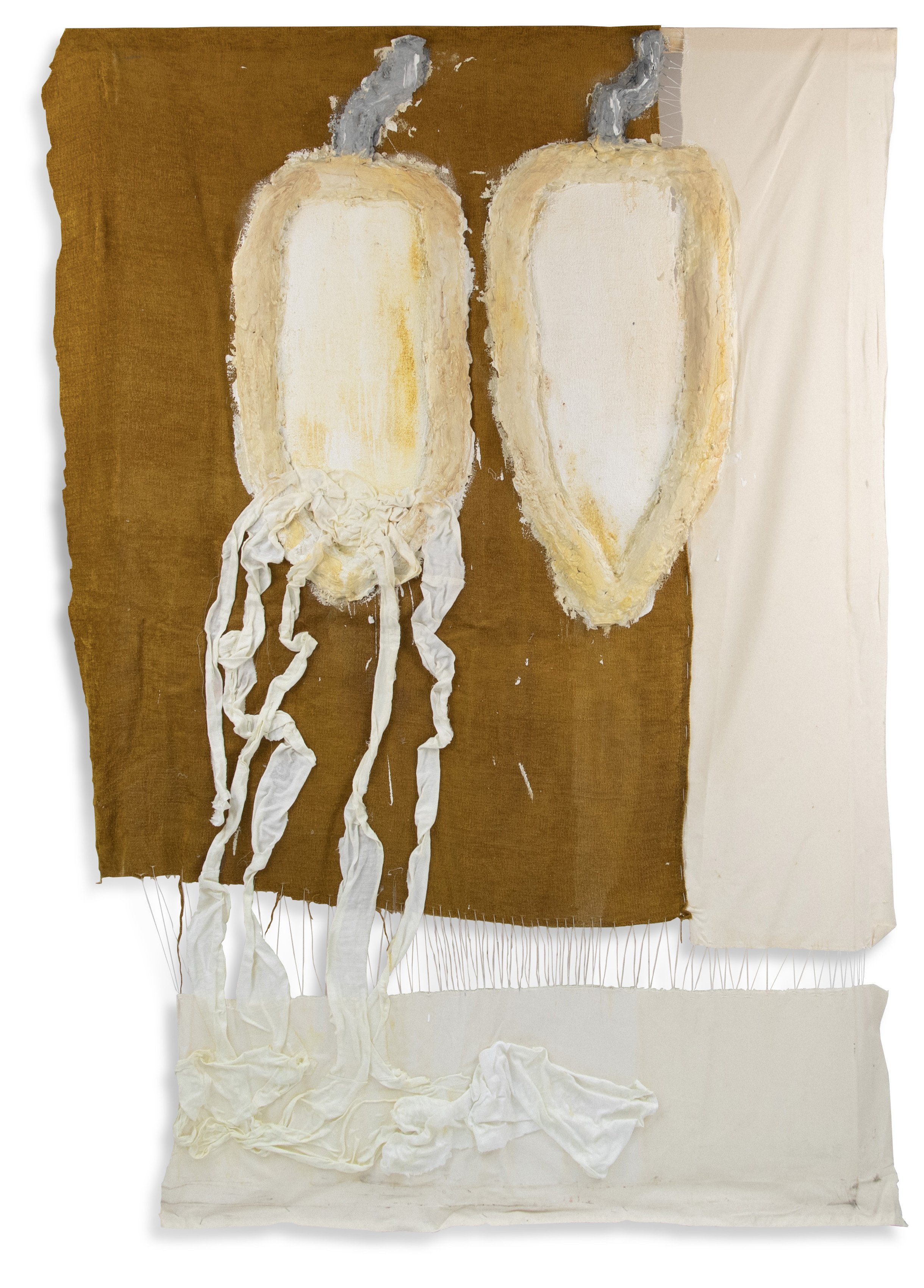 Ein Kunstwerk, das zwei Objekte mit Rauch oder Dampf zeigt, die auf einem braunen und weißen Stoffhintergrund angebracht sind. Eines der Objekte ist mit weißem Stoff und Schnüren dargestellt, das andere mit einer umrissartigen Kontur.