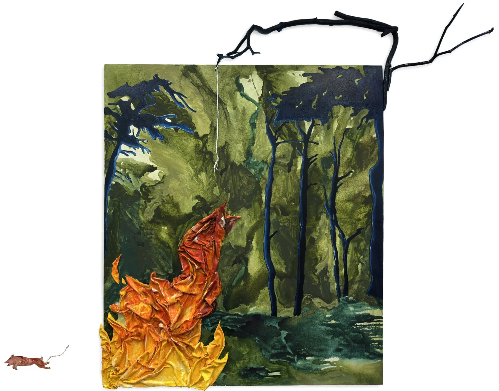 Ein Kunstwerk, das einen Wald mit blauen und grünen Bäumen darstellt, daneben eine DFXR-, Tierfigur und eine Skulptur aus roten und gelben Stoffen, die einen Feuerwolf darstellen.