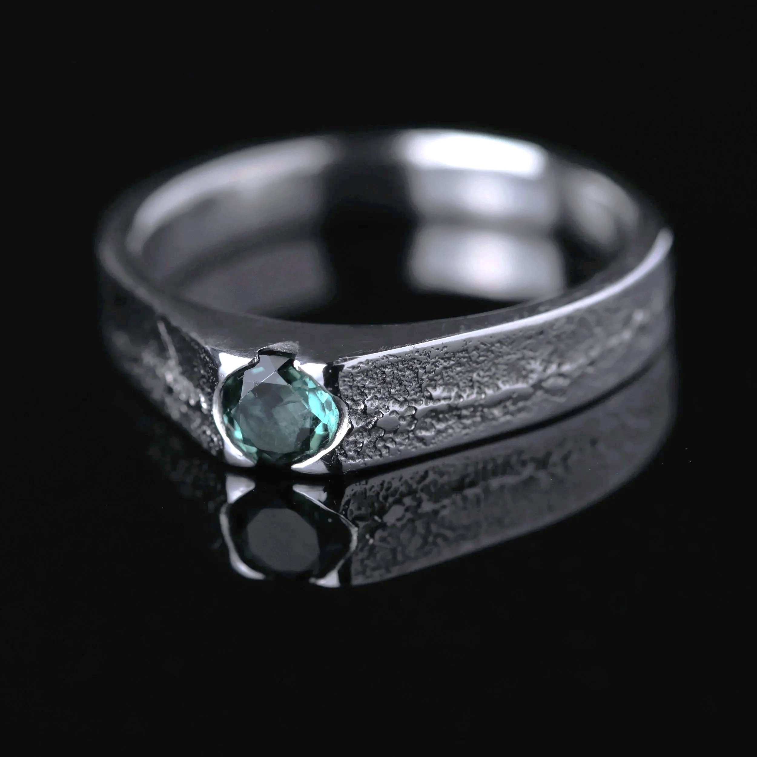 Strukturierter Sandgussring mit Smaragd