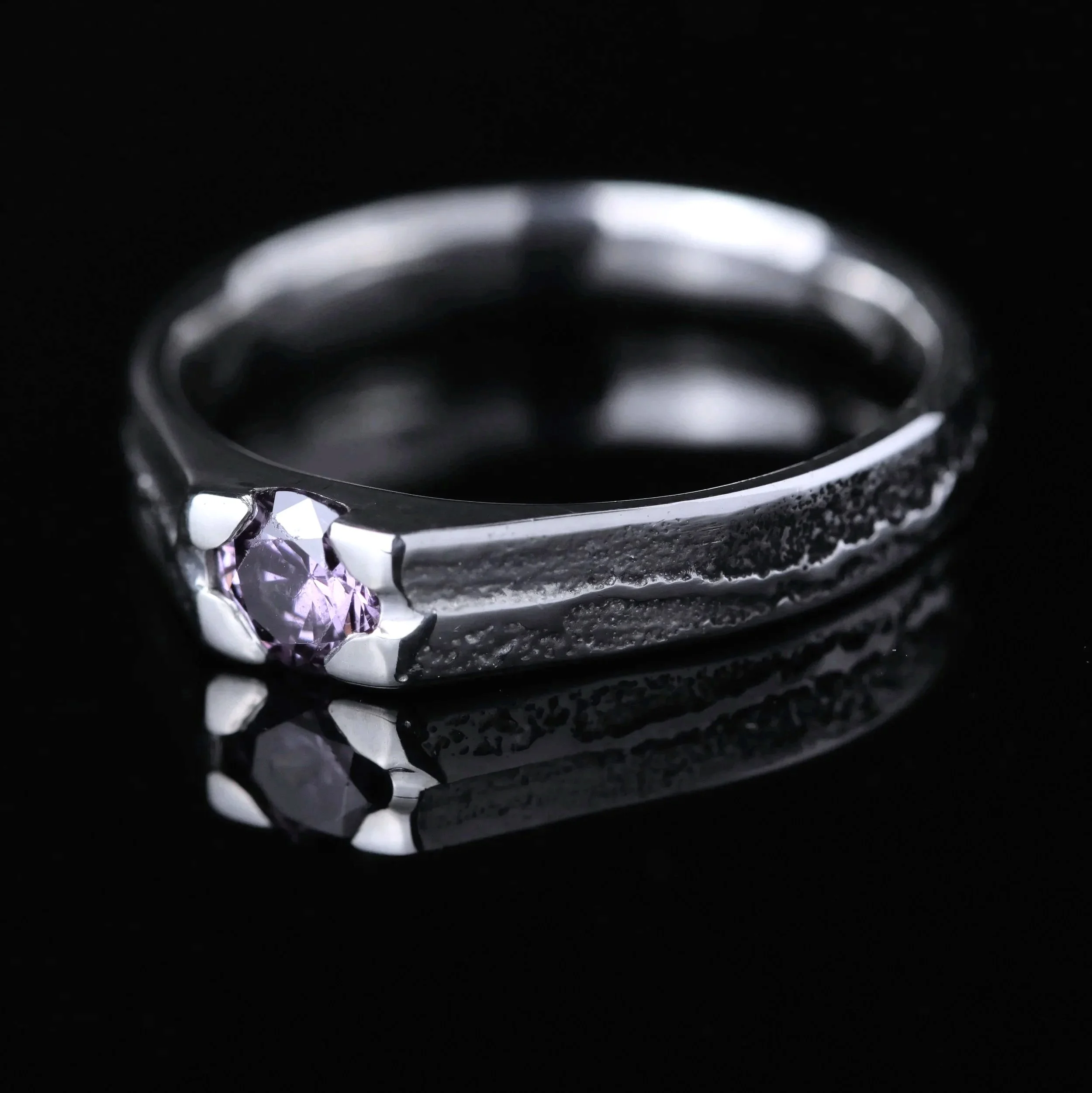 Strukturierter Sandgussring mit Amethyst