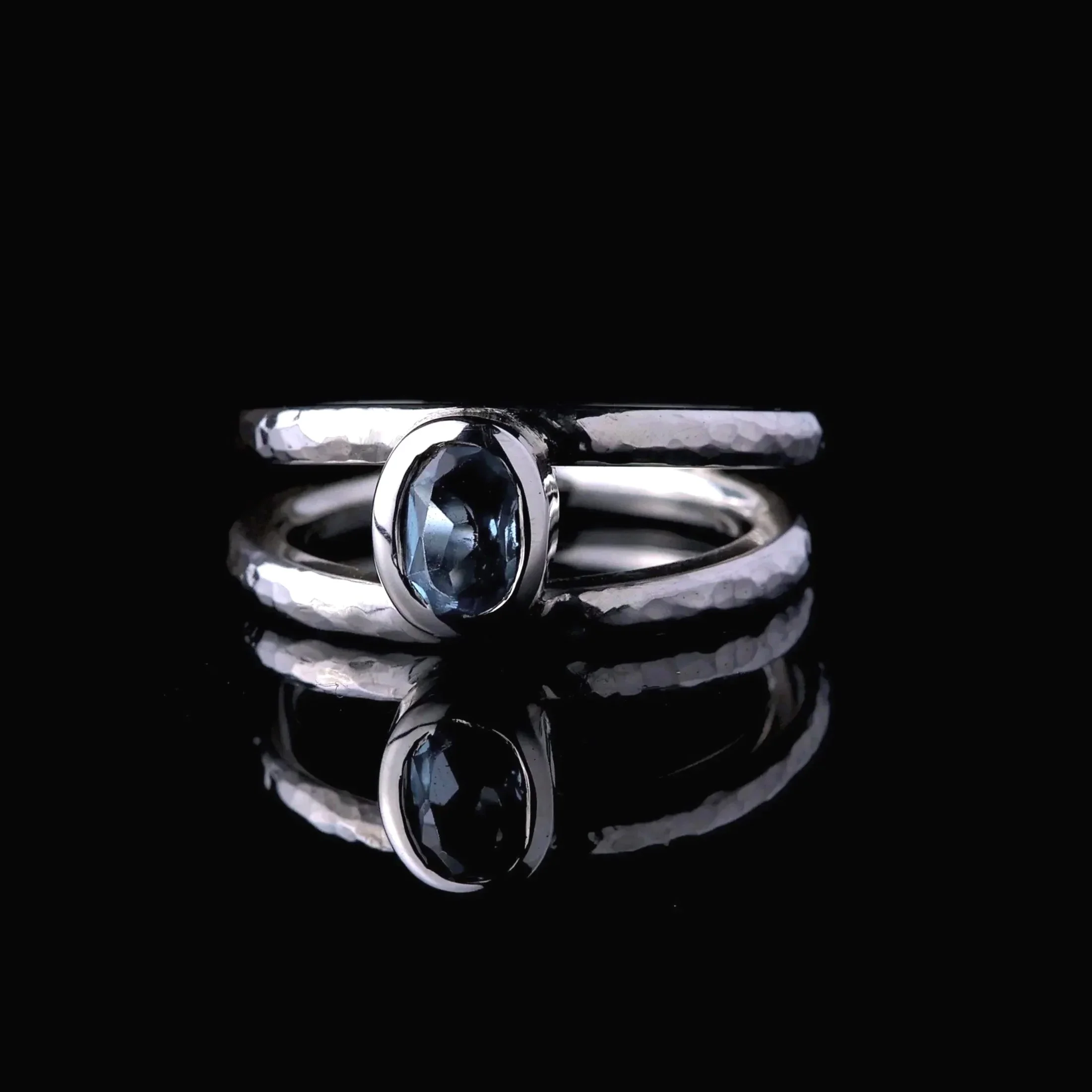 Doppelring gehämmert mit Aquamarin