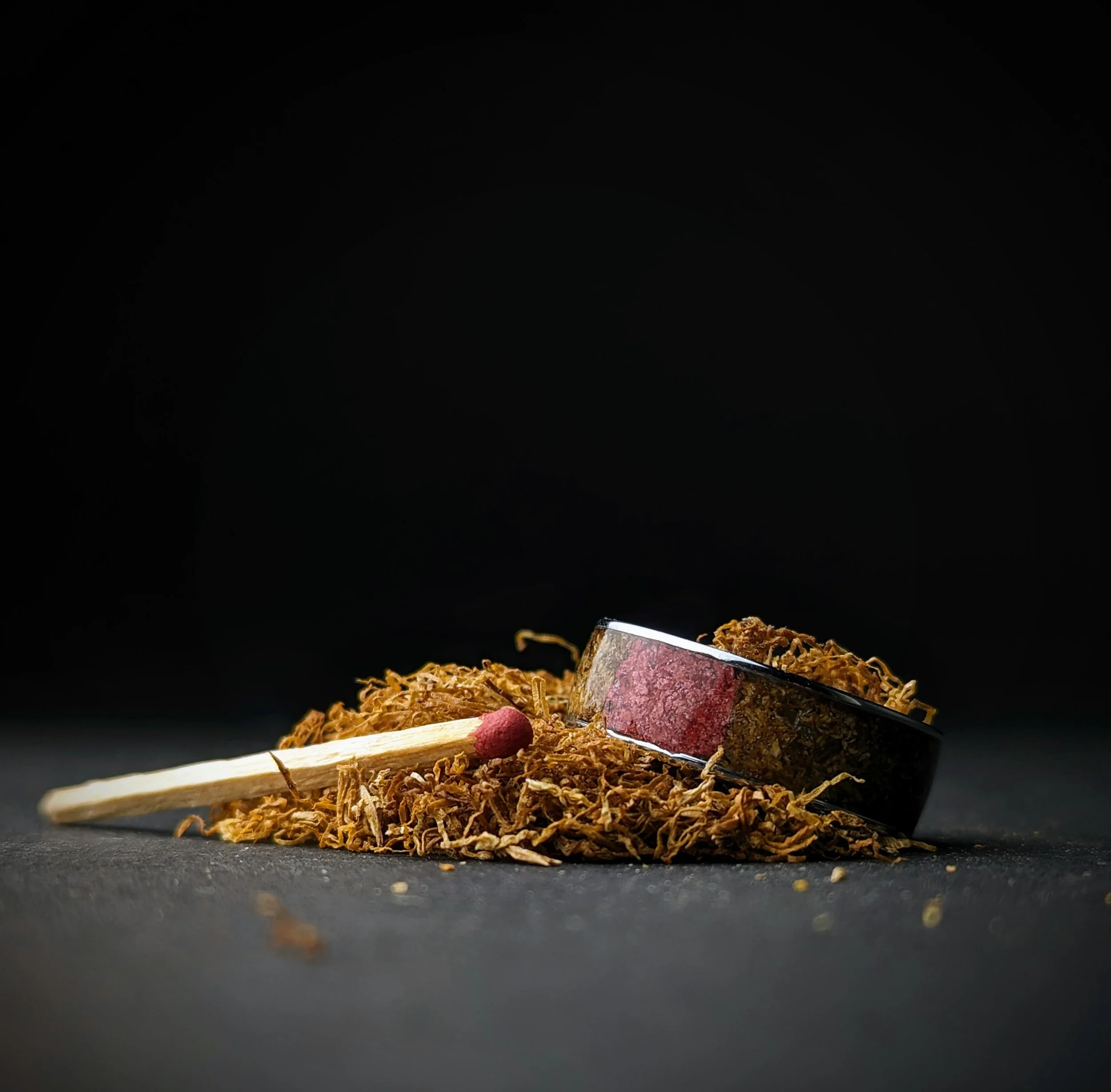 Tabak und Streichholz