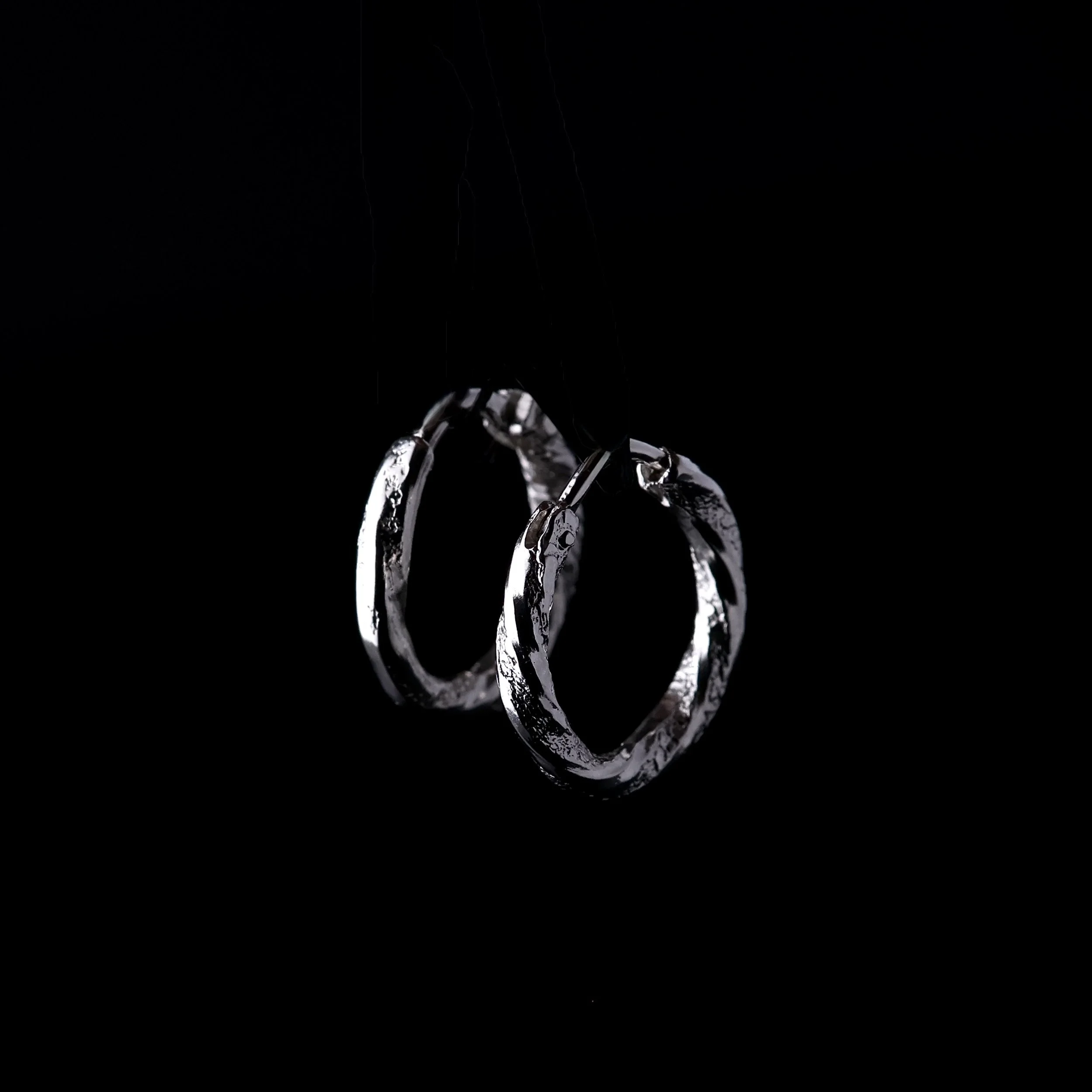 Gedrehte, strukturierte Kreolen