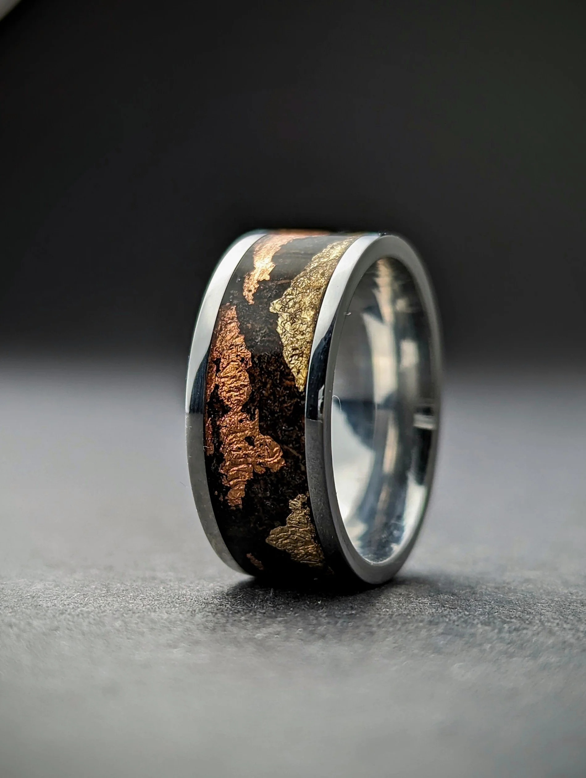 Kaffee und Bronze-/Goldfolie