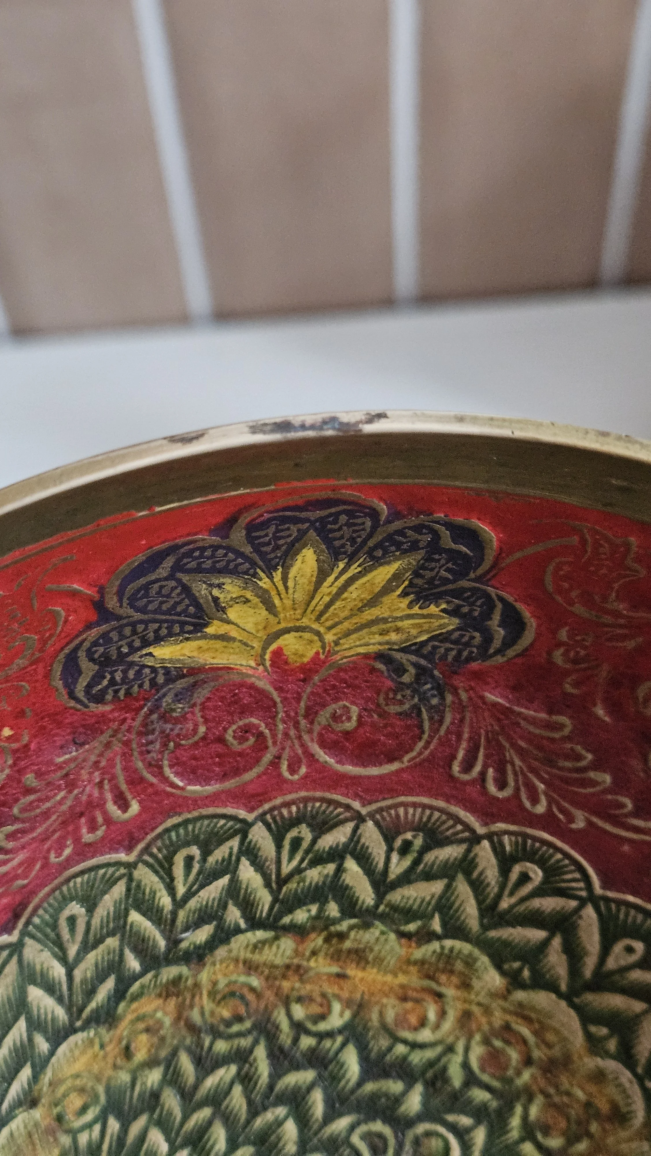 Mosadzná miska na podstave s dekorom páva