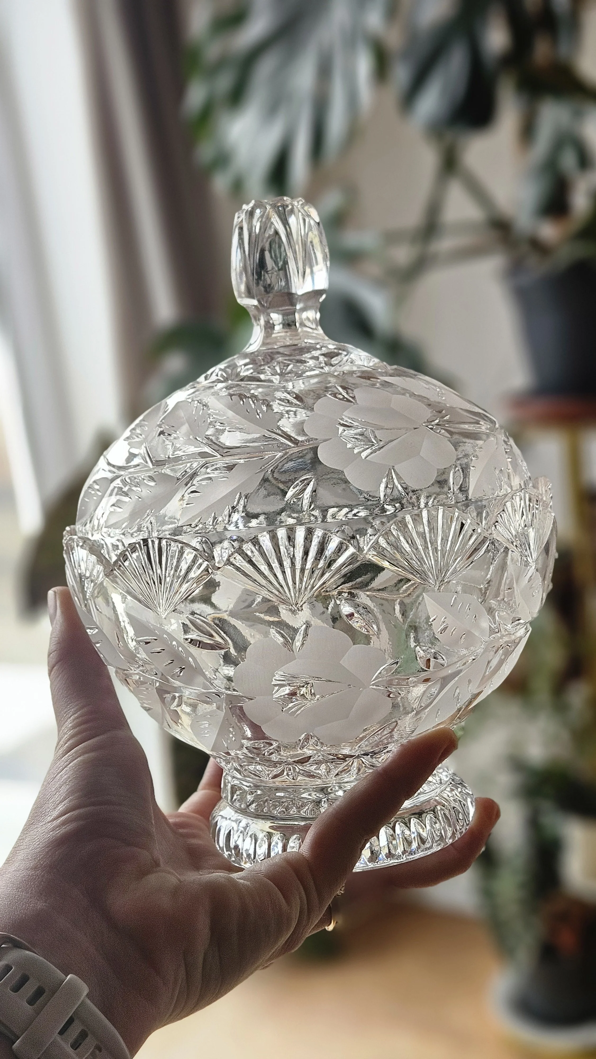 Krištáľová dóza s vrchnákom