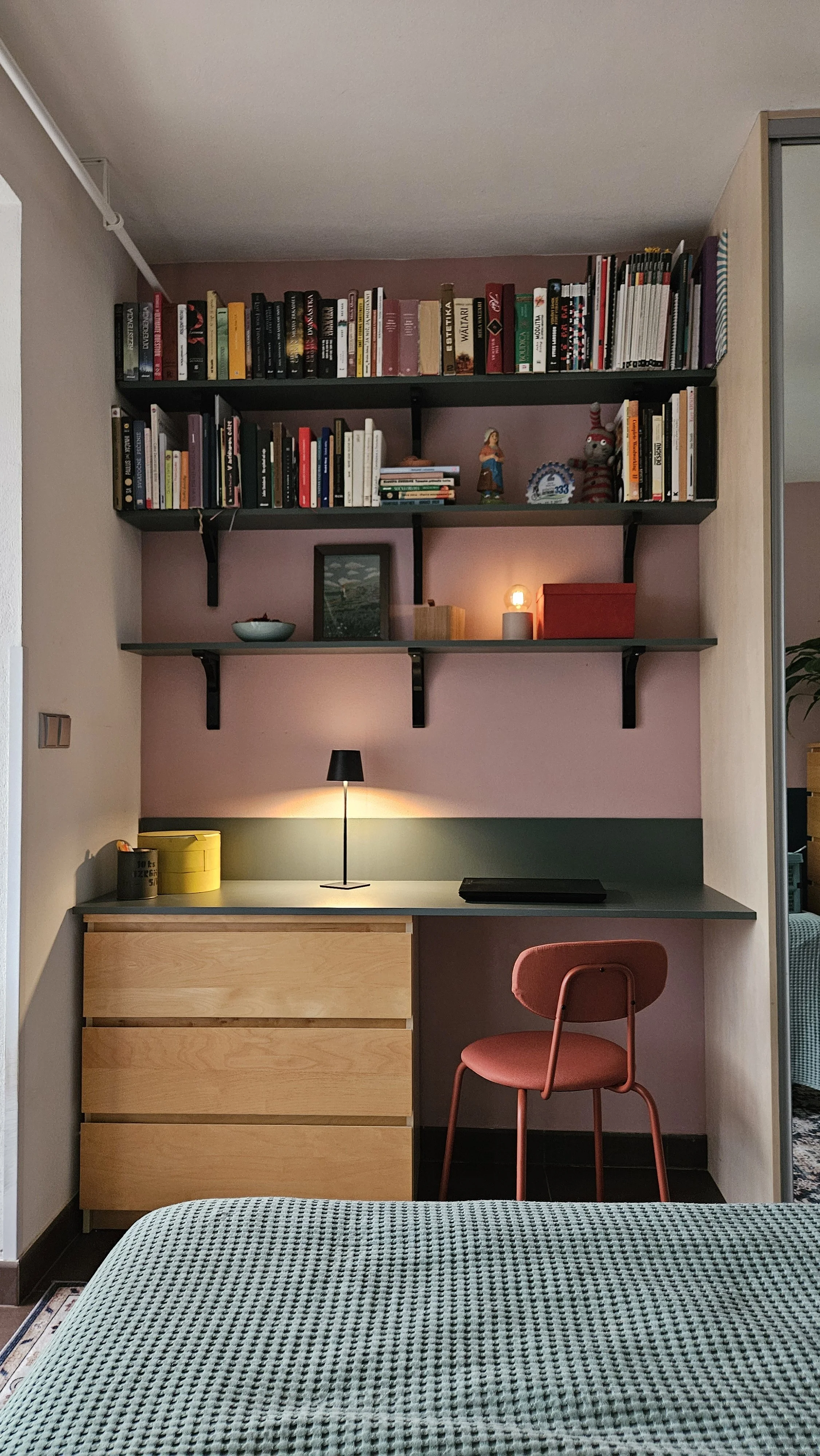 Prerábka študentskej izby na komfortnú spálňu s pracovným kútom, Nitra.