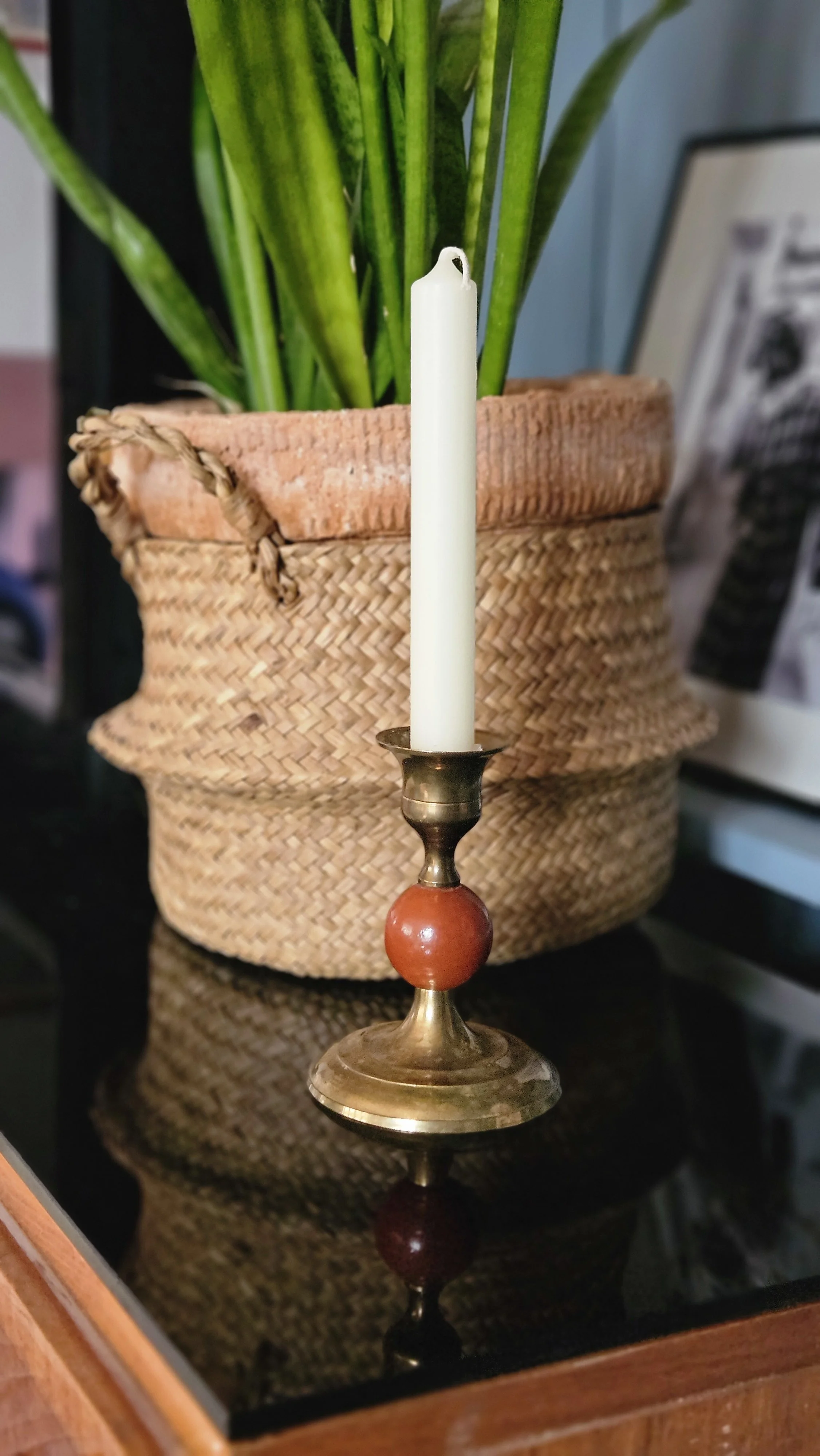 Mosadzný svietnik s guľovým prvkom