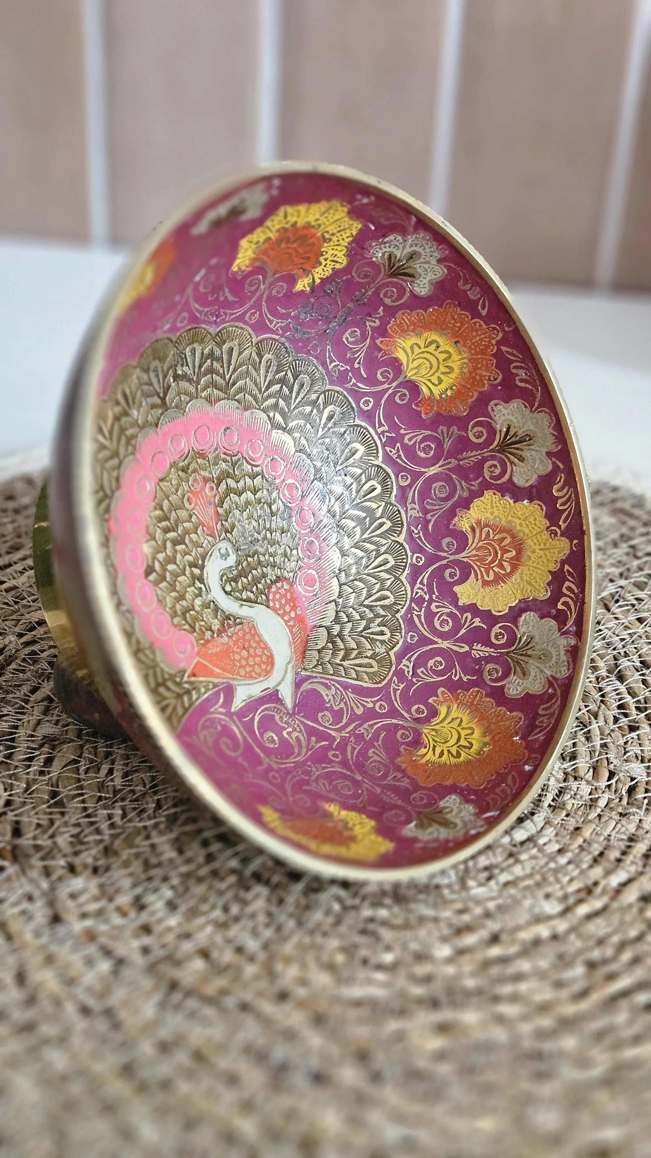 Mosadzná misa s purpurovým smaltom