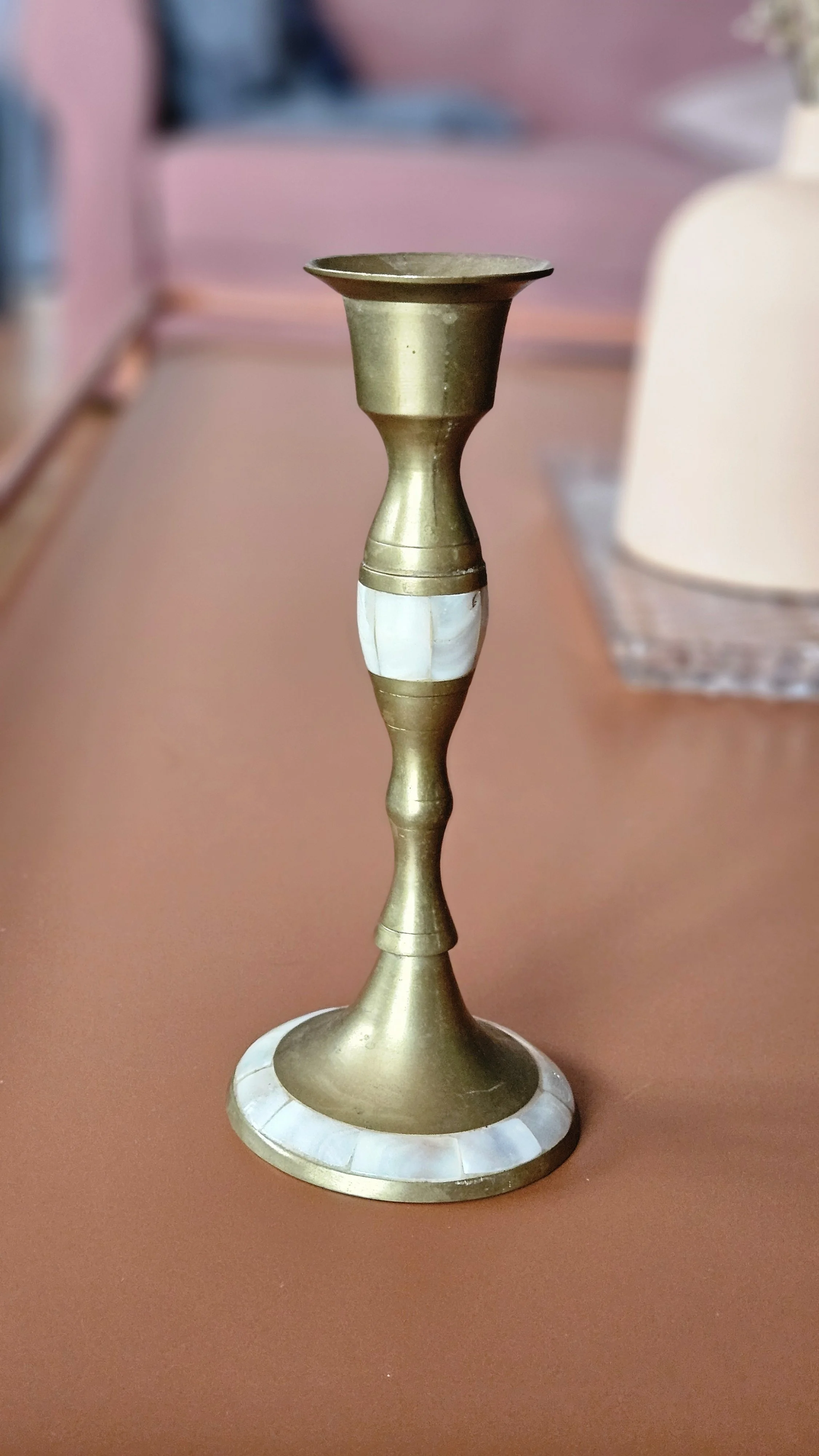 Vyšší mosadzný svietnik dekorovaný perleťou