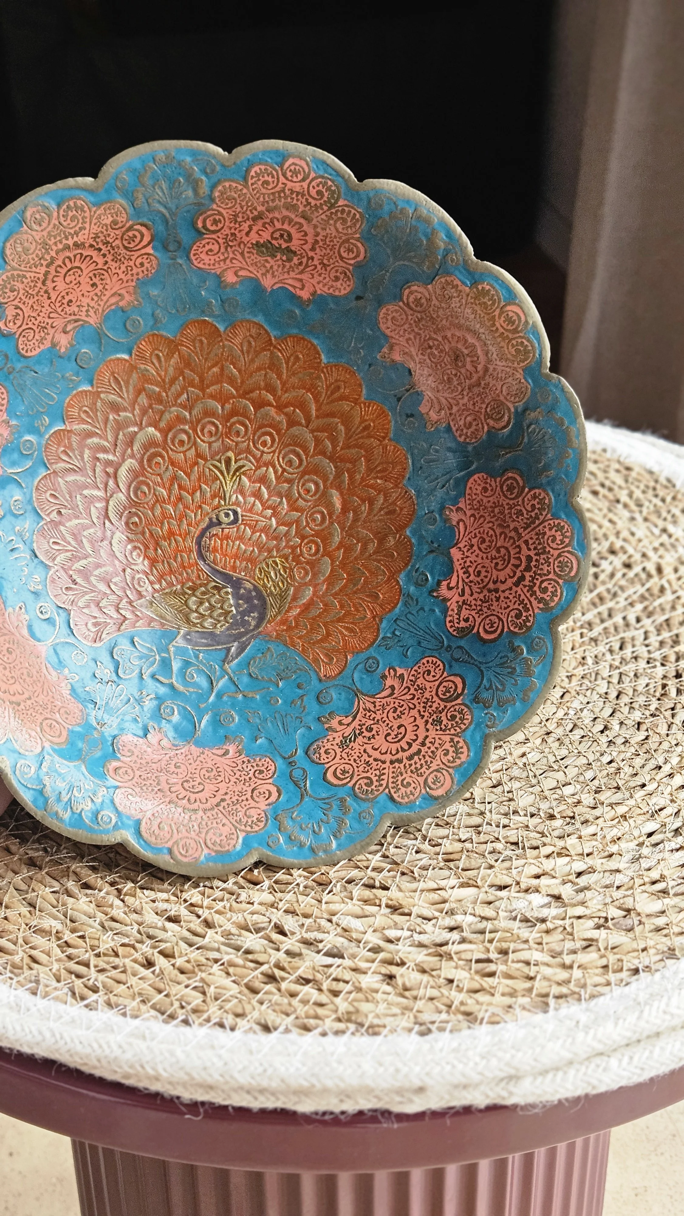 Väčšia mosadzná misa na podstave