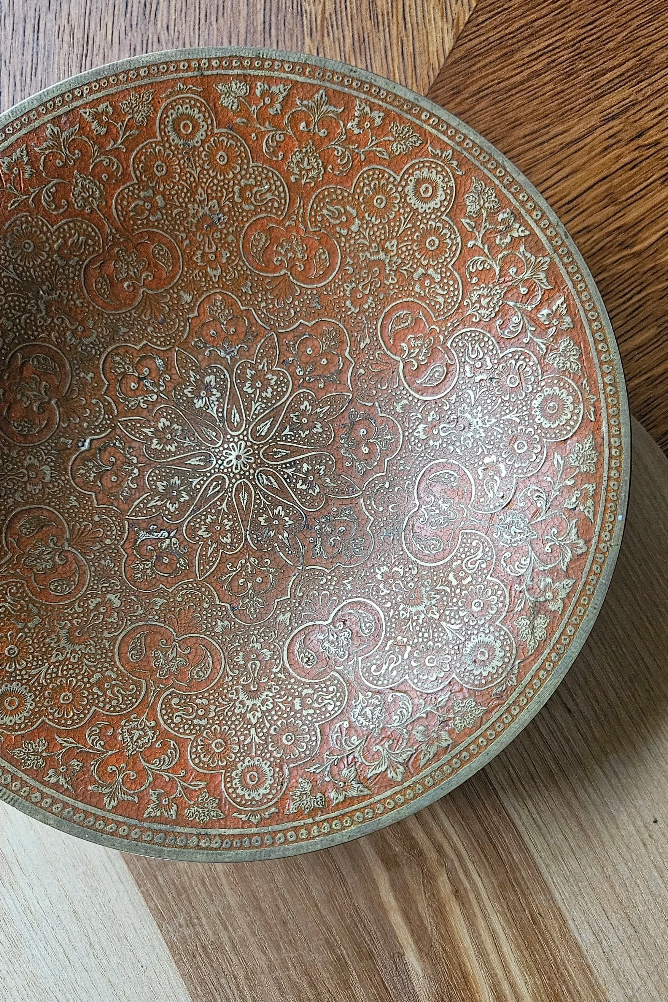 Dekoratívna mosadzná misa