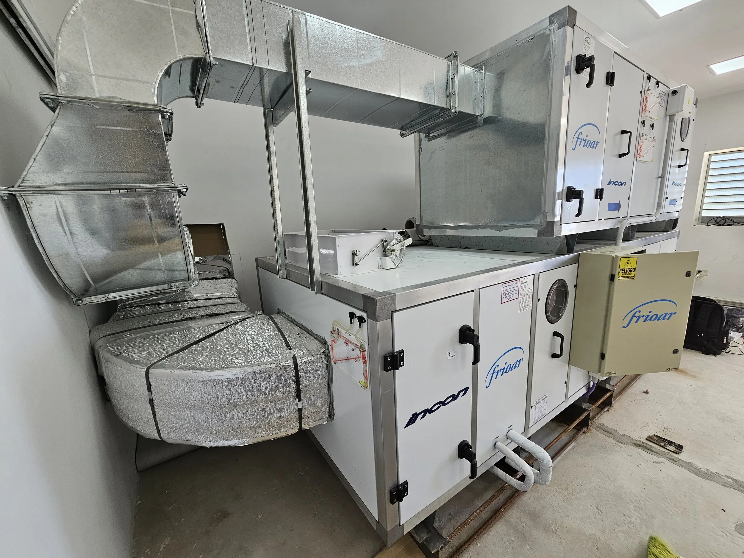 Sistema de refrigeración industrial con unidades Friar, en un ambiente de almacén o fábrica