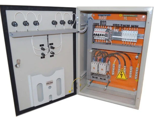 Cuadro eléctrico de control con componentes electrónicos y cableado.