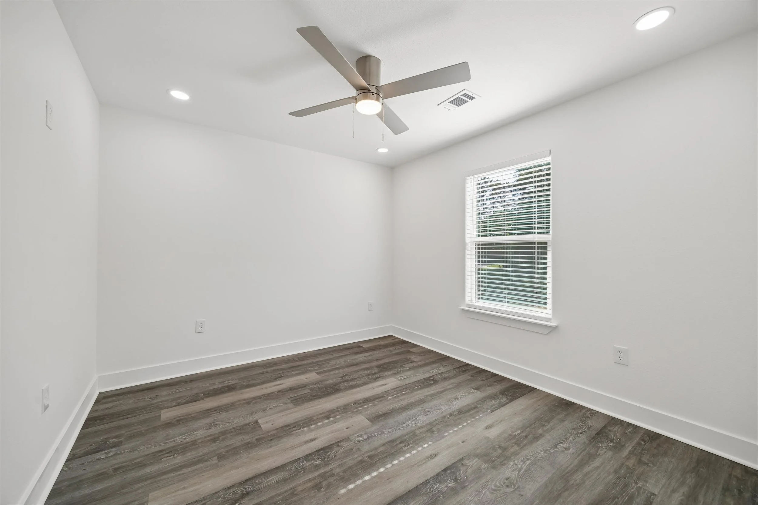 22-E Community Dr 22837 IMG 22.jpg