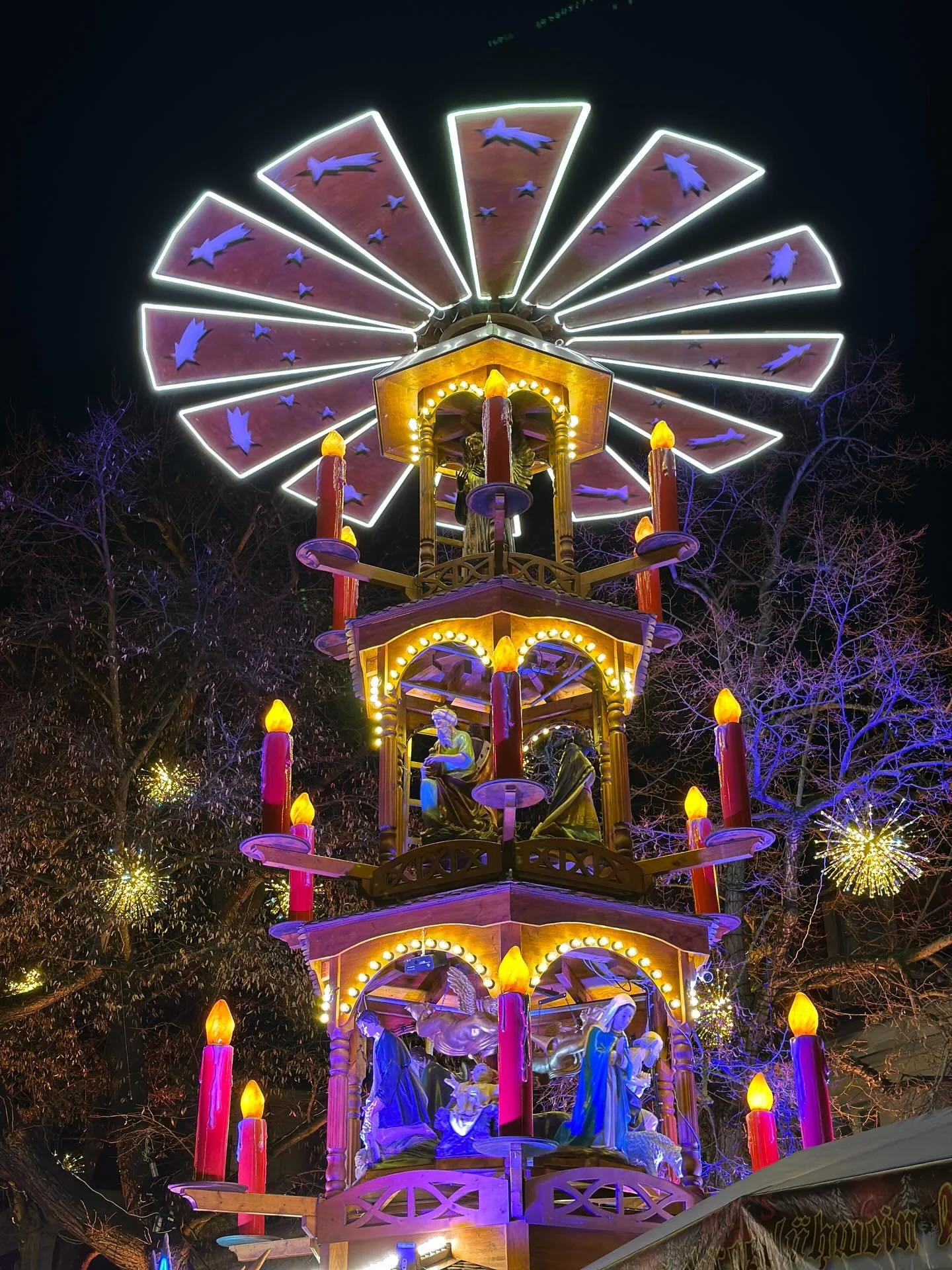 ✨ 3. Advent ✨
Heute ging es f&uuml;r uns vom ruhigen See direkt hinein ins weihnachtliche Treiben: In nur knapp einer Viertelstunde standen wir mitten in Potsdam auf dem Weihnachtsmarkt &ndash; zwischen Gl&uuml;hweinduft, funkelnden Sternen und leben