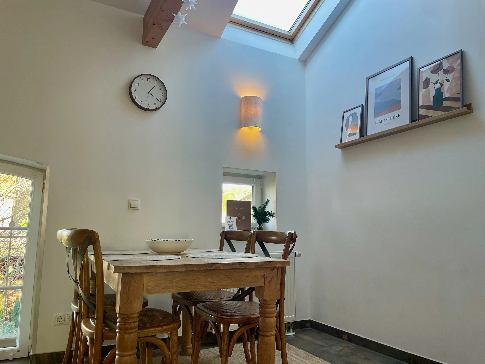 Lichtdurchflutete Küche mit Blick ins Grüne