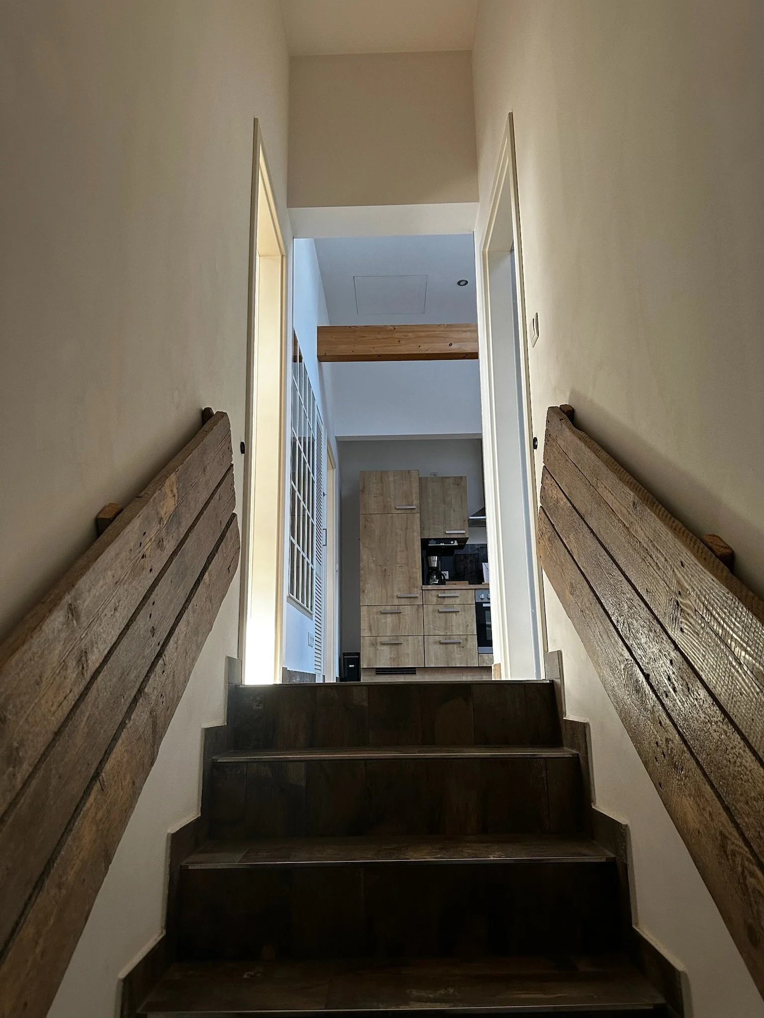 Aufgang ins Obergeschoss - Blick in die Küche