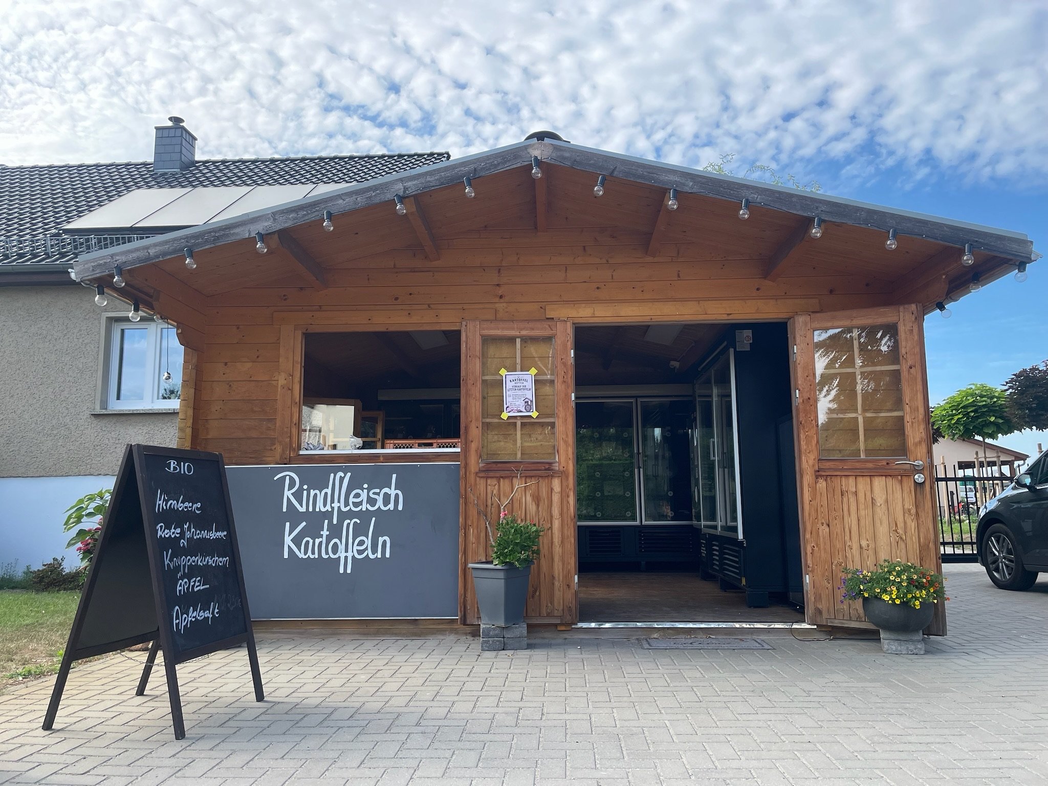 Frische Produkte direkt vom Hof - rund um die Uhr am Hof-Automaten des regionalen Landwirts, nur wenige Minuten entfernt