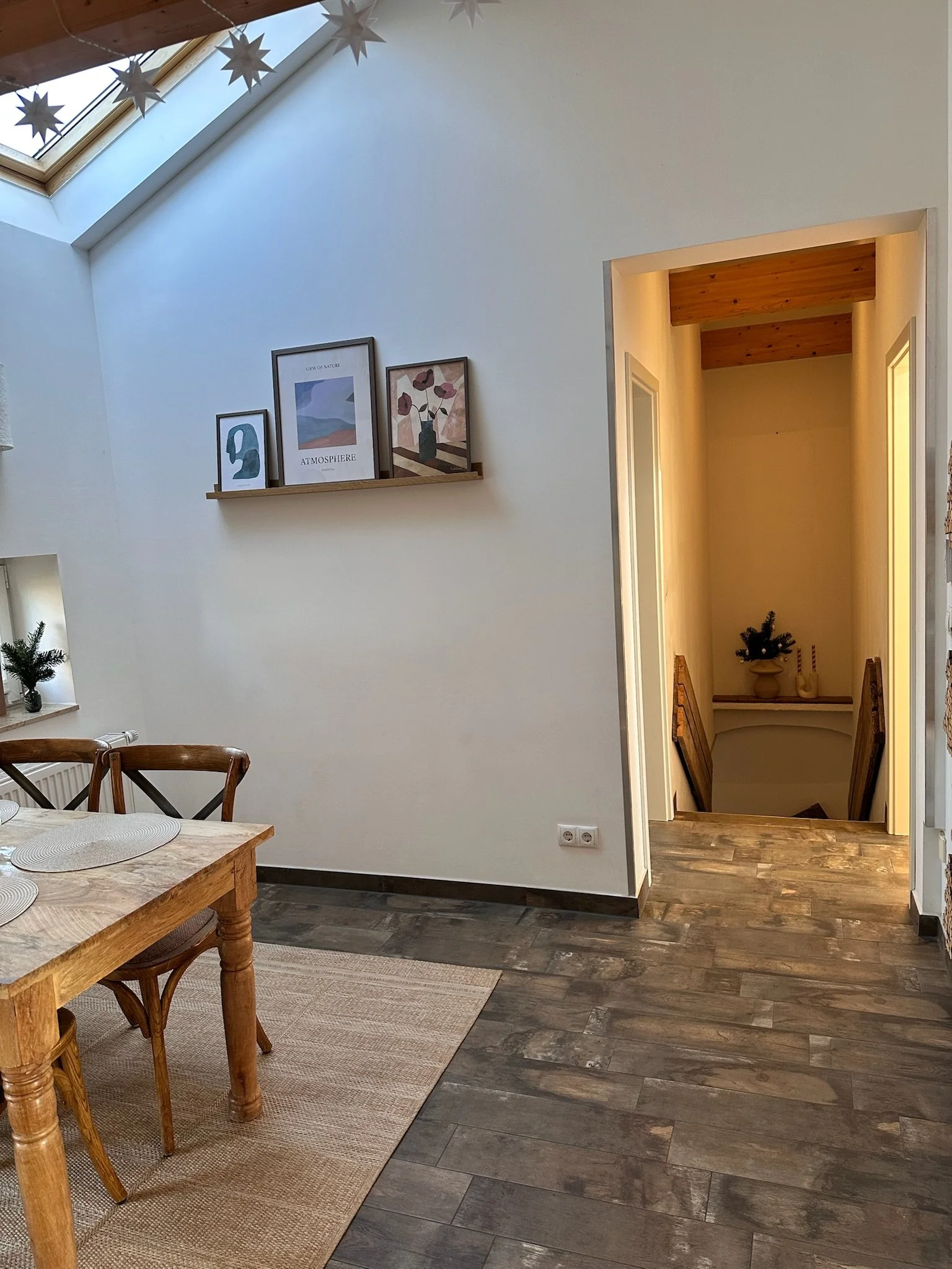 Blick von der Küche in den Treppenaufgang