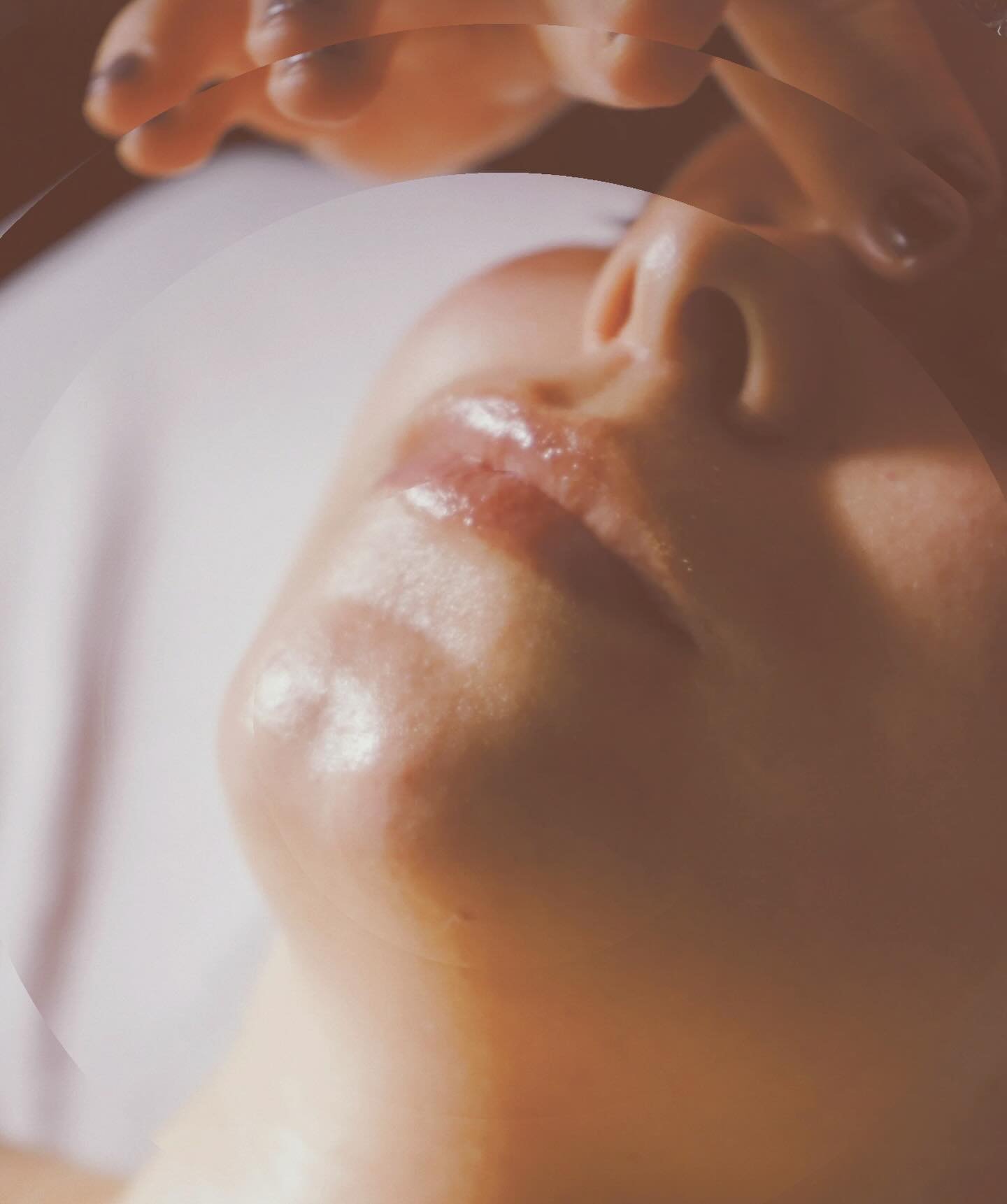 What is face sculpting?

Face sculpting is more than a massage treatment.
It&rsquo;s a way of working with the face as living form.
Through slow, intentional touch, I work with the muscles, fascia, lymphatic system, and nervous system of your face, n