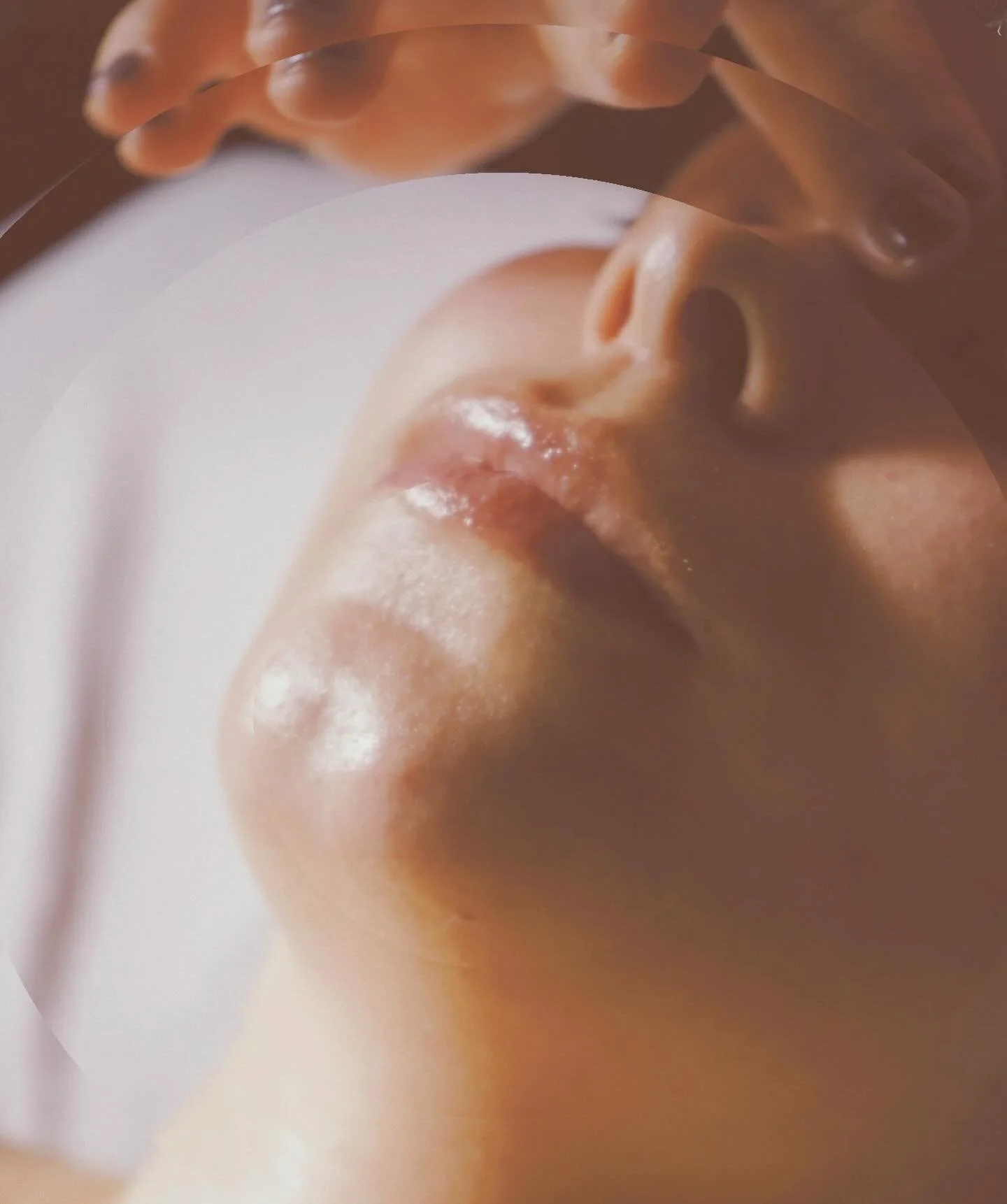 What is face massage?

Clay sculpt face massage is more than just a massage treatment.
It&rsquo;s a way of working with the face as living form.
Through slow, intentional touch, I work with the muscles, fascia, lymphatic system, and nervous system of