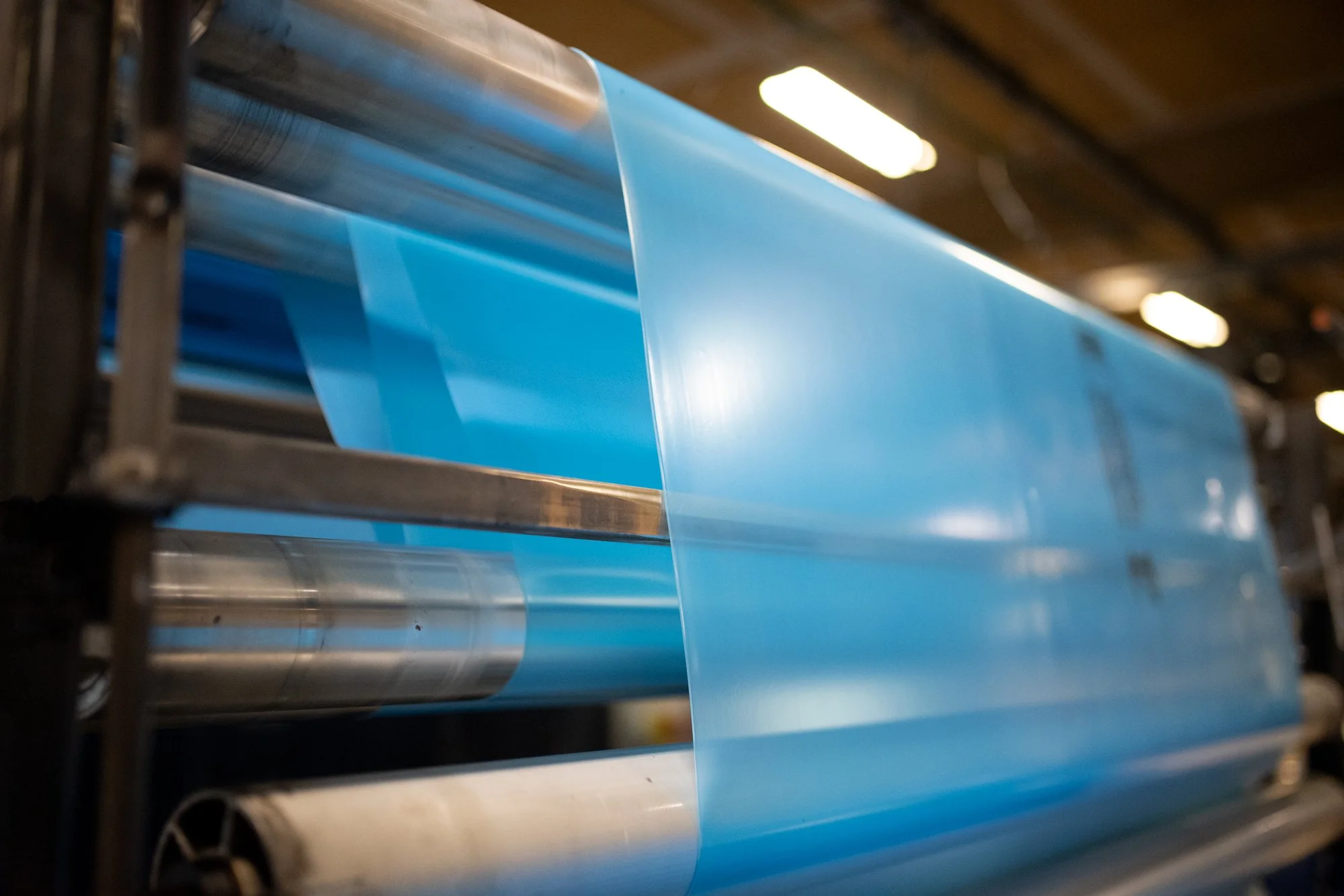 Blå åldersbeständig byggfolie på Kullaplast